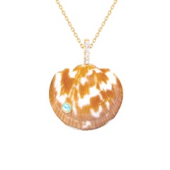 Pendentif en forme de coquillage brun avec diamant et topaze bleue