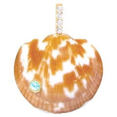 Pendentif en forme de coquillage brun avec diamant et topaze bleue