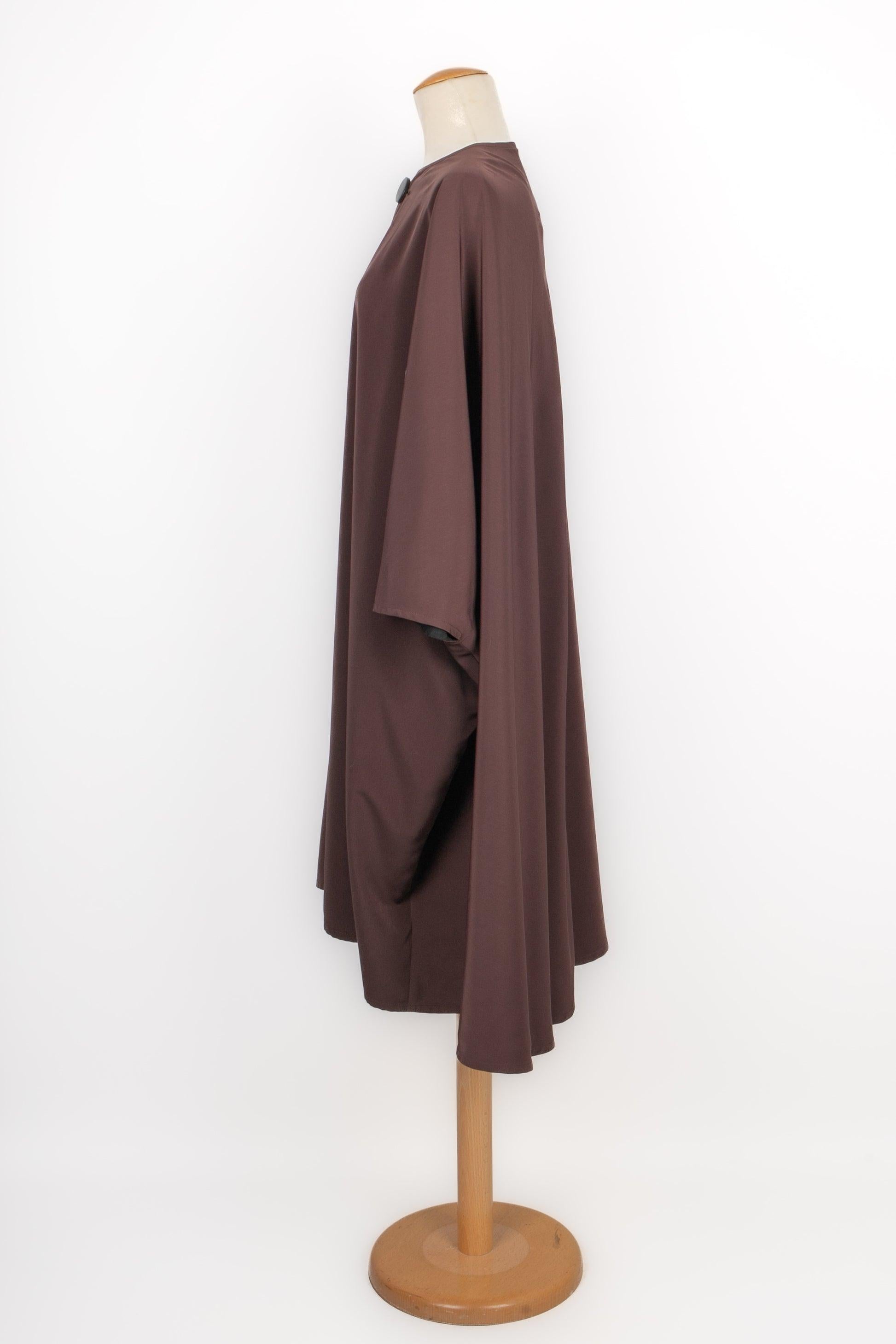 Cappotto reversibile in crepe di seta e lana marrone. Mancano le etichette di marca, taglia e composizione, ma si adatta a 38FR/40FR/42FR/44FR.

Informazioni aggiuntive:
Condizioni: Ottime condizioni
Dimensioni: Lunghezza: 106 cm

Riferimento del