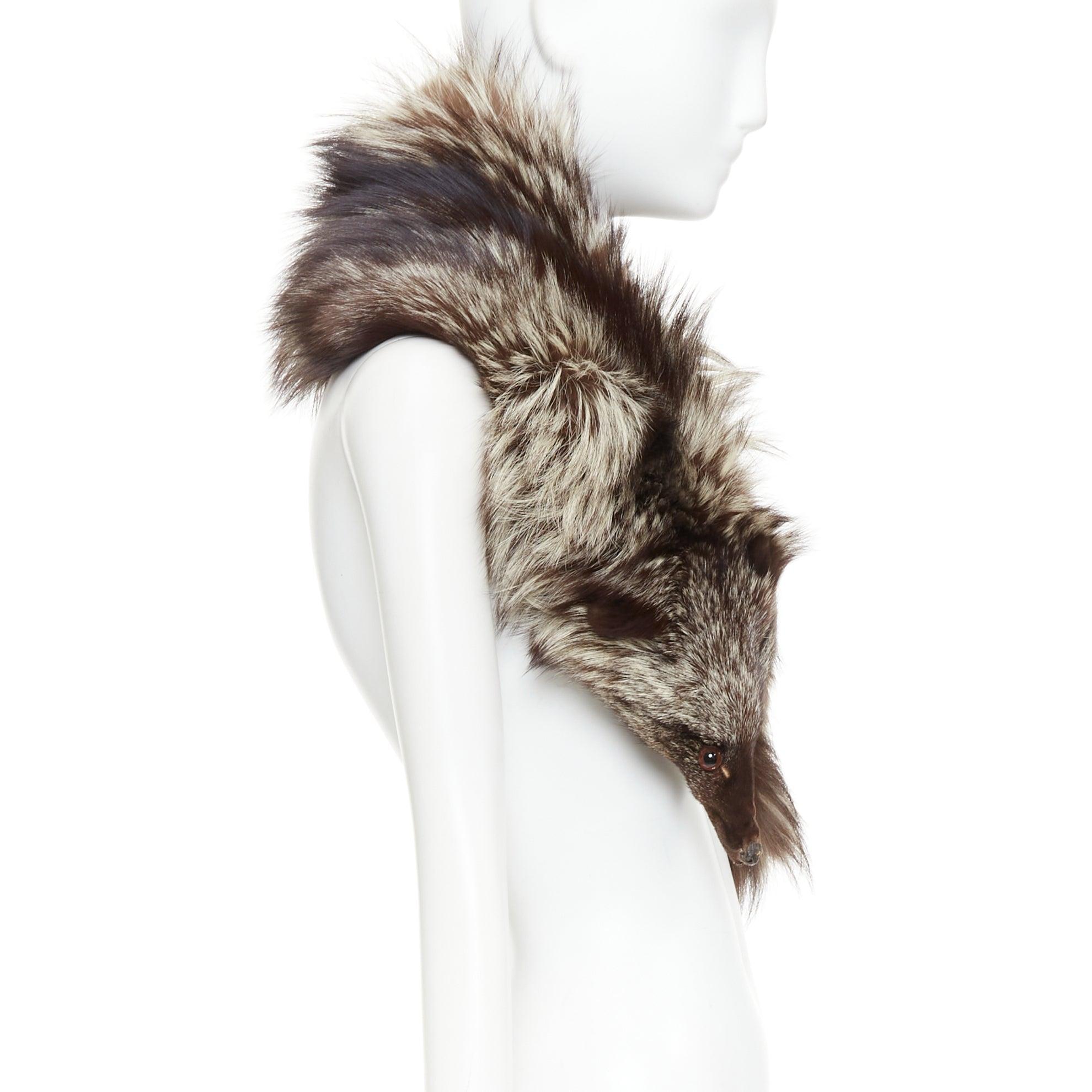 Braun-silberne ombre Echtpelz-Tierschal-Stola
Referenz: JHDN/A00080
Marke: Keine Marke
MATERIAL: Pelz
Farbe: Braun
Muster: Tiermuster
Verschluss: Clip On
Innenfutter: Braunes Fell

ZUSTAND:
Zustand: Ausgezeichnet, dieser Artikel war gebraucht und