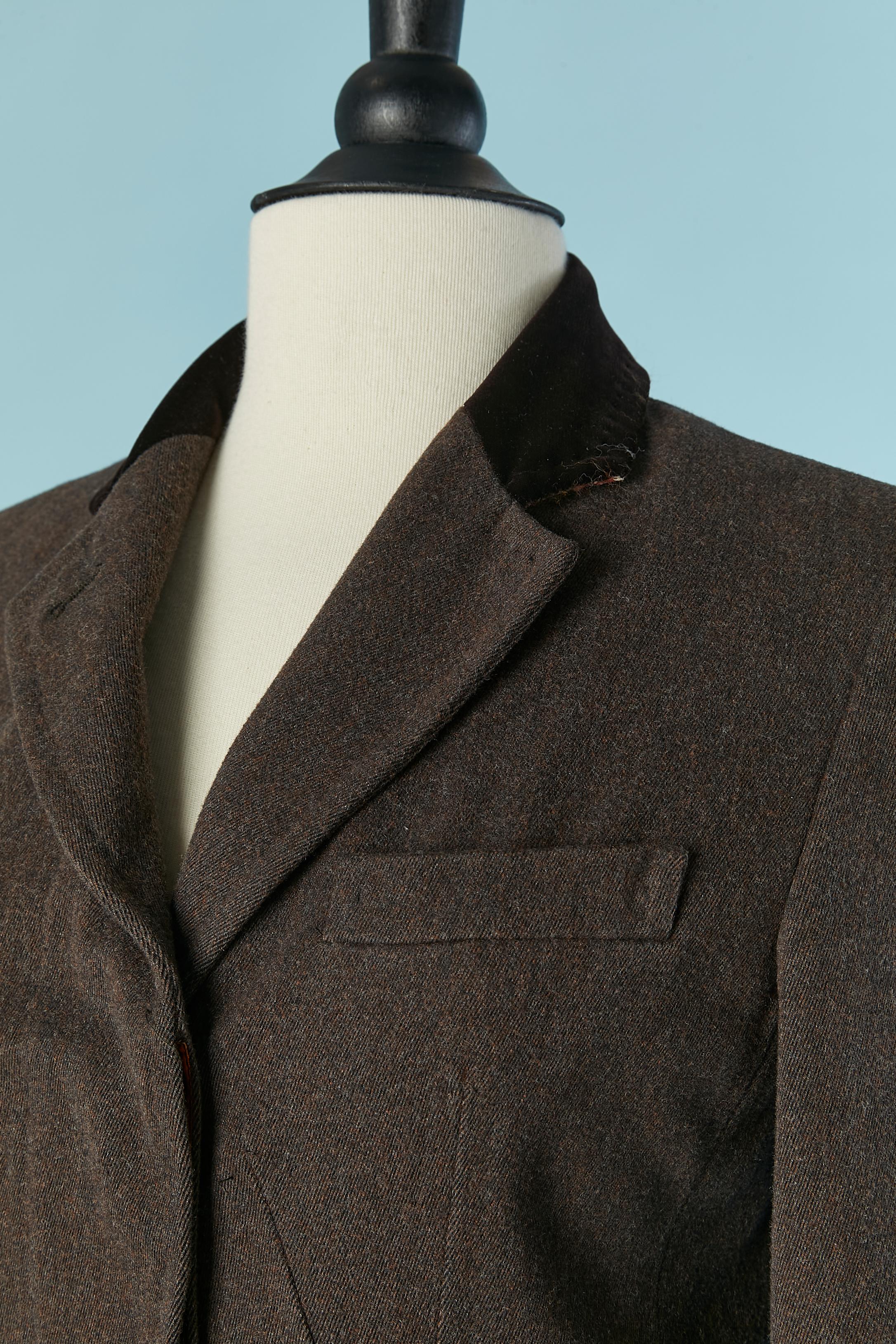 Cappotto monopetto marrone con dettagli in velluto. Composizione del tessuto della corazza: 65% lana, 30% cotone, 5% cashmere.
Stampa floreale solo all'interno della spalla e fodera a righe all'interno della manica, entrambi probabilmente in rayon.
