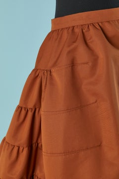 Brauner Rock mit Rüsche auf dem Rücken