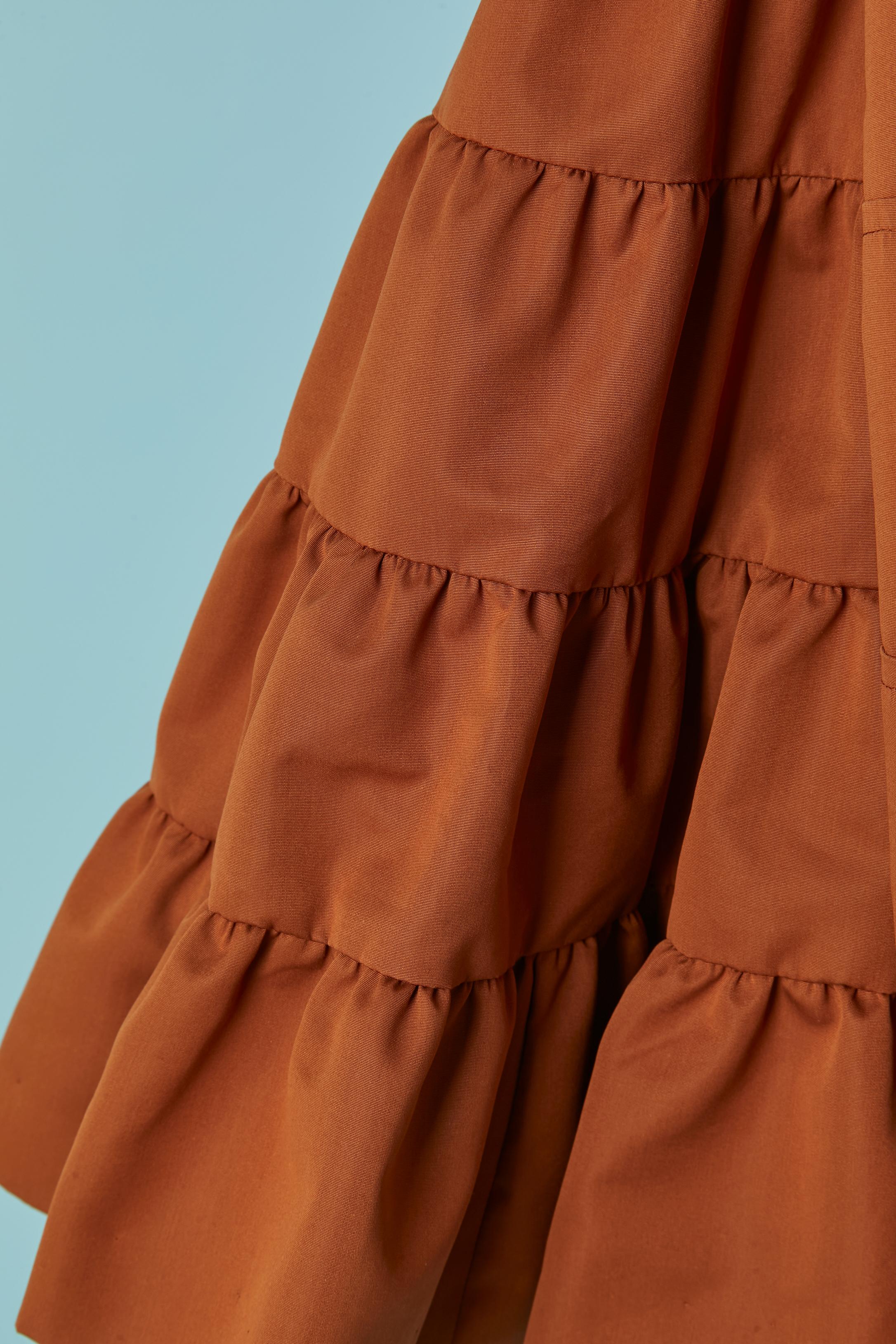 Brauner Rock mit Rüsche auf dem Rücken im Zustand „Hervorragend“ im Angebot in Saint-Ouen-Sur-Seine, FR