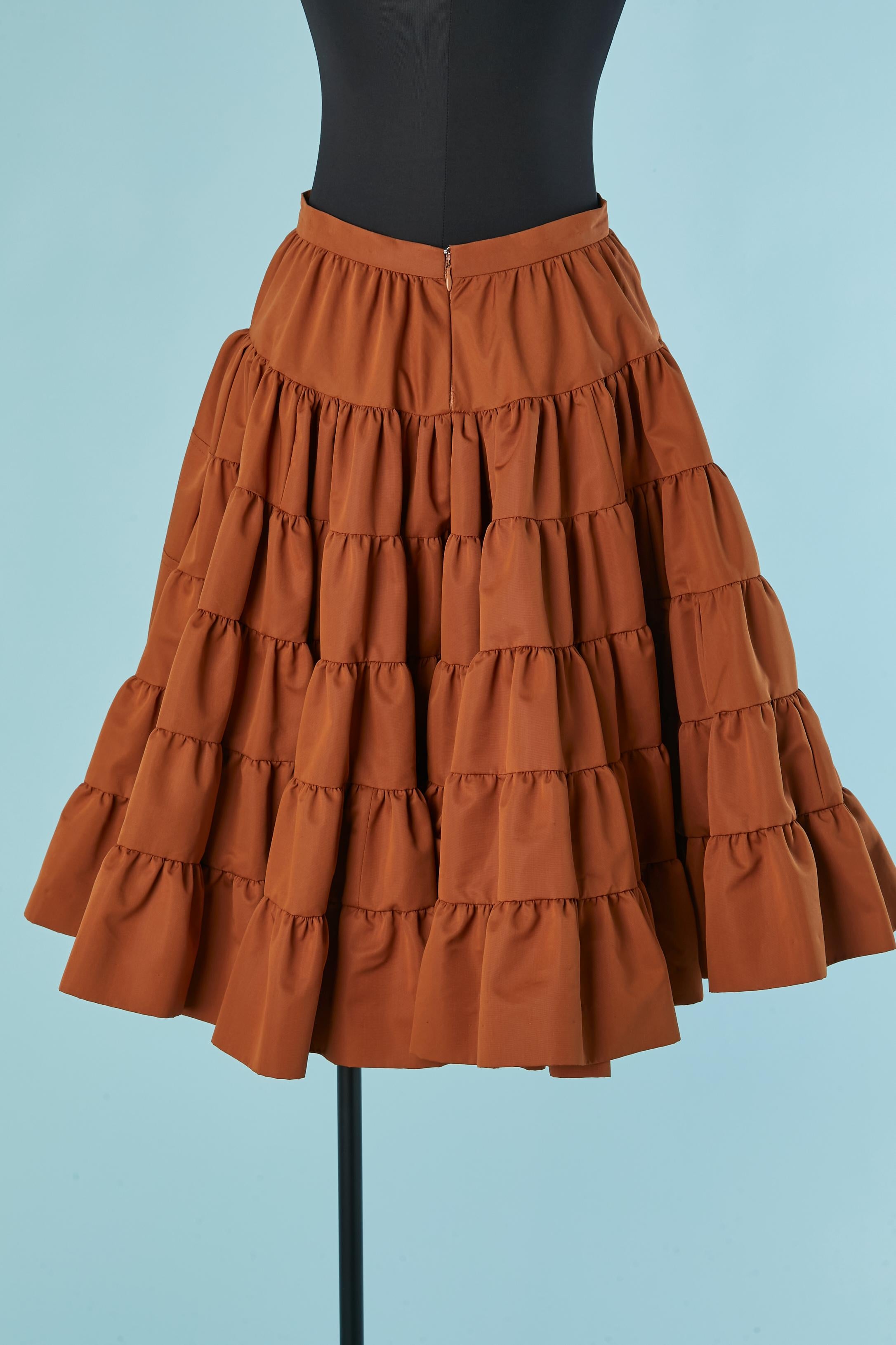 Brauner Rock mit Rüsche auf dem Rücken im Angebot 1