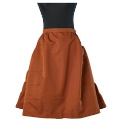 Brauner Rock mit Rüsche auf dem Rücken