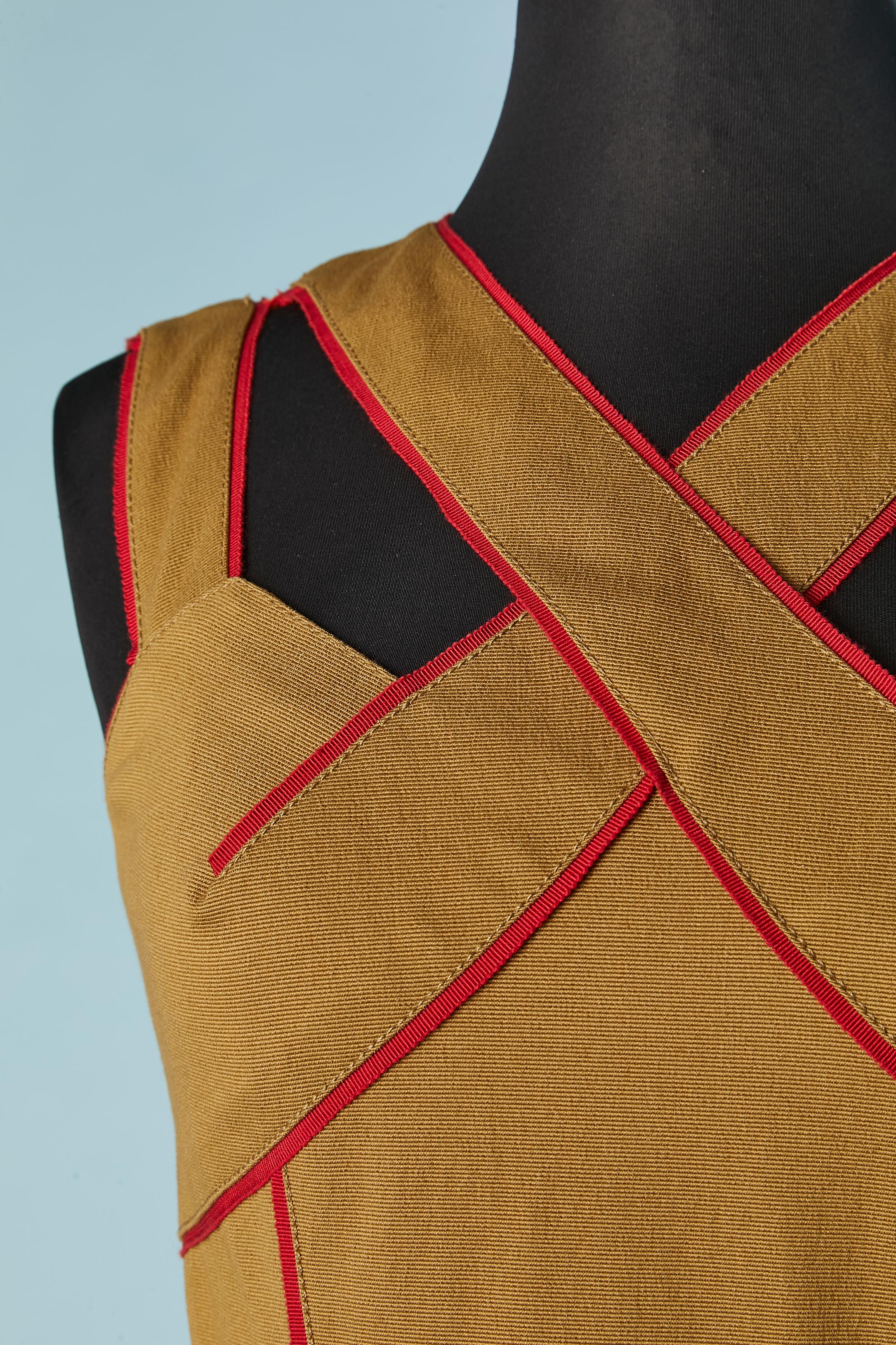 Brown sleeveless dress with red gros-grain piping . Shell fabric composition: 55% nylon, 40% cotton, 5% lycra. 2 different fabric as lining, top: nylon, bottom: rayon. 
Zip and hook&eye closure on the middle front 
Size 2 on tag but fit S/M 