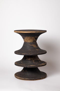 Tabouret en grès marron glissant de Mart Schrijvers, 2025.