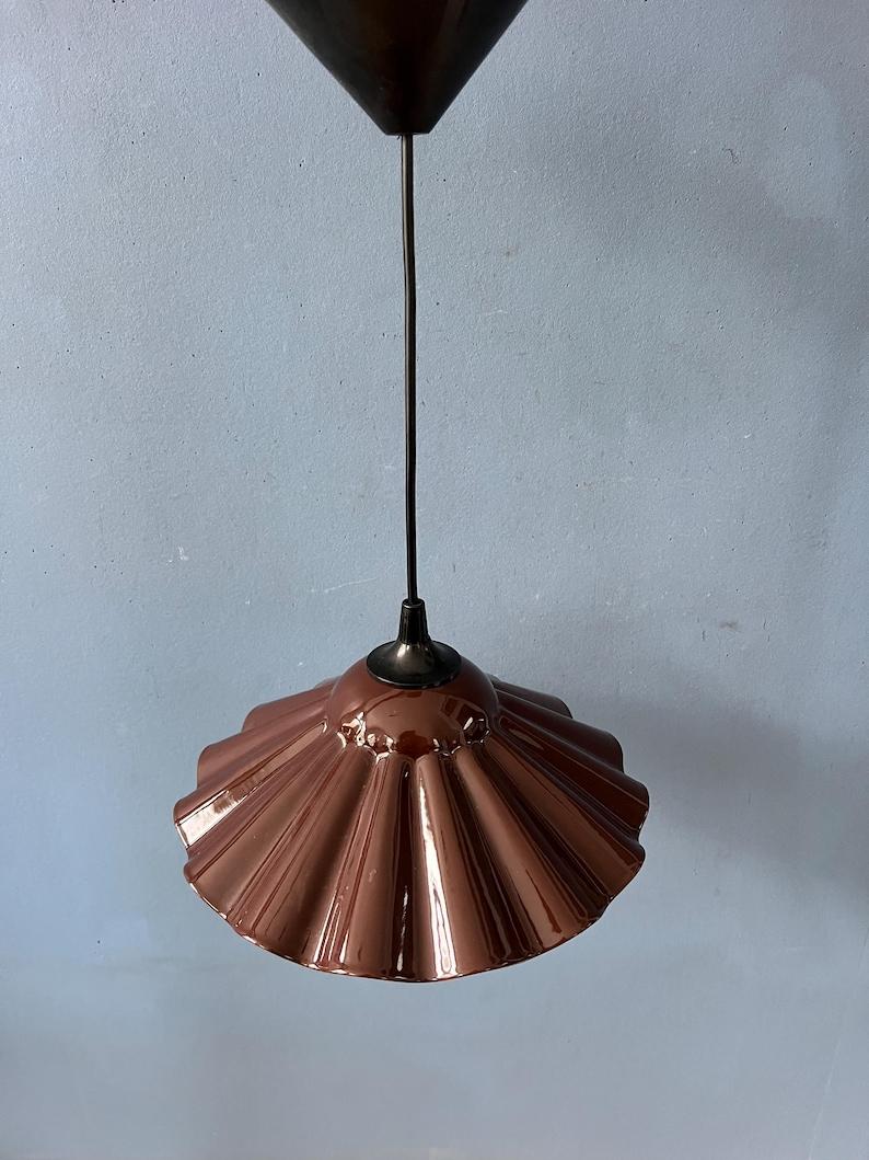 Pequeña lámpara colgante marrón esmaltada en forma de flor estilo Art Déco, años 70 en Excelente estado para la venta en ROTTERDAM, ZH