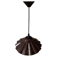 Kleine braune Emaille-Hängeleuchte im Art-déco-Stil in Blumenform, 1970er Jahre