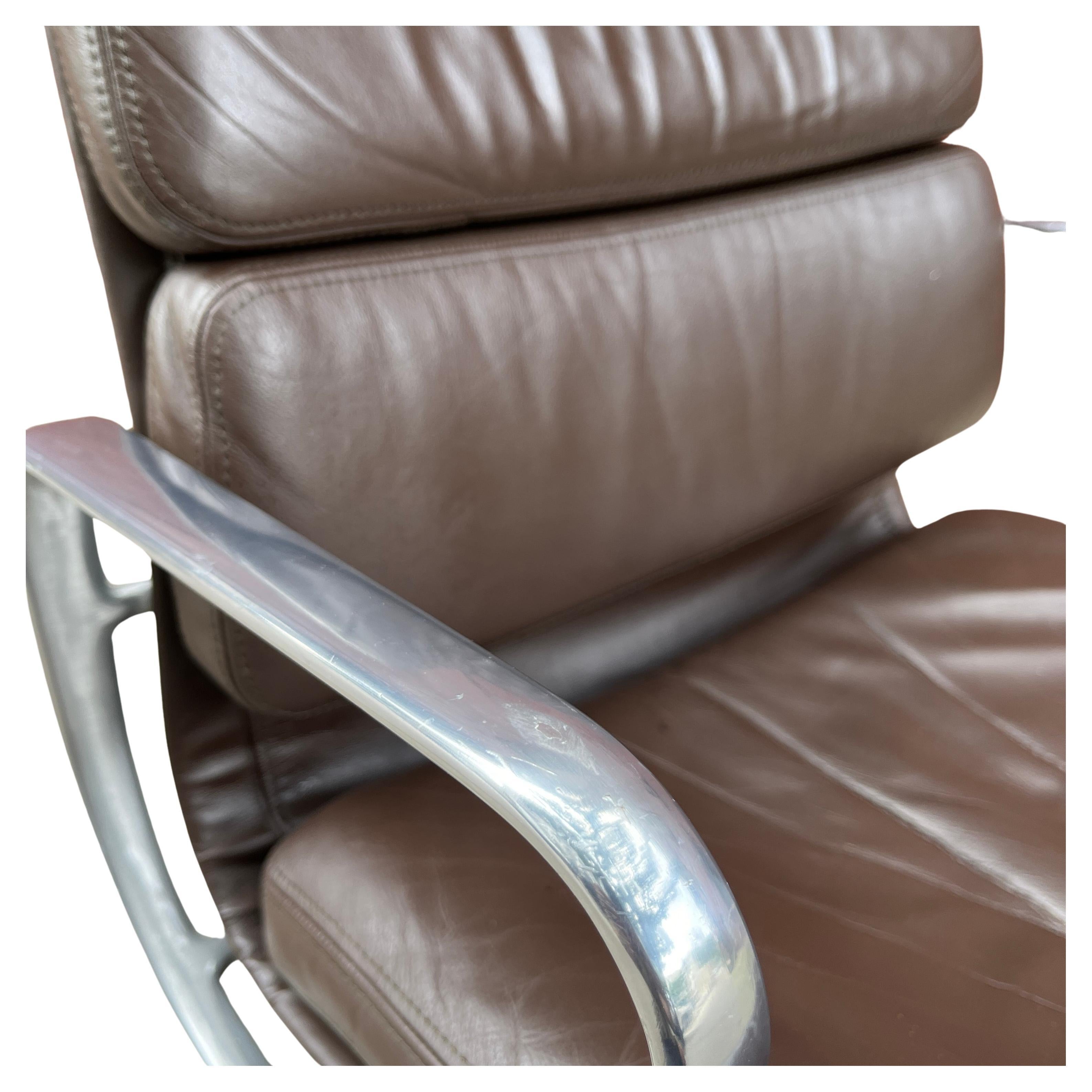 Pour votre considération est cette authentique chaise vintage Eames pour Herman Miller vintage soft pad en cuir marron circa 2000. Inclinaison et hauteur réglables avec élévation manuelle. Ces exemples authentiques sont des icônes du design moderne