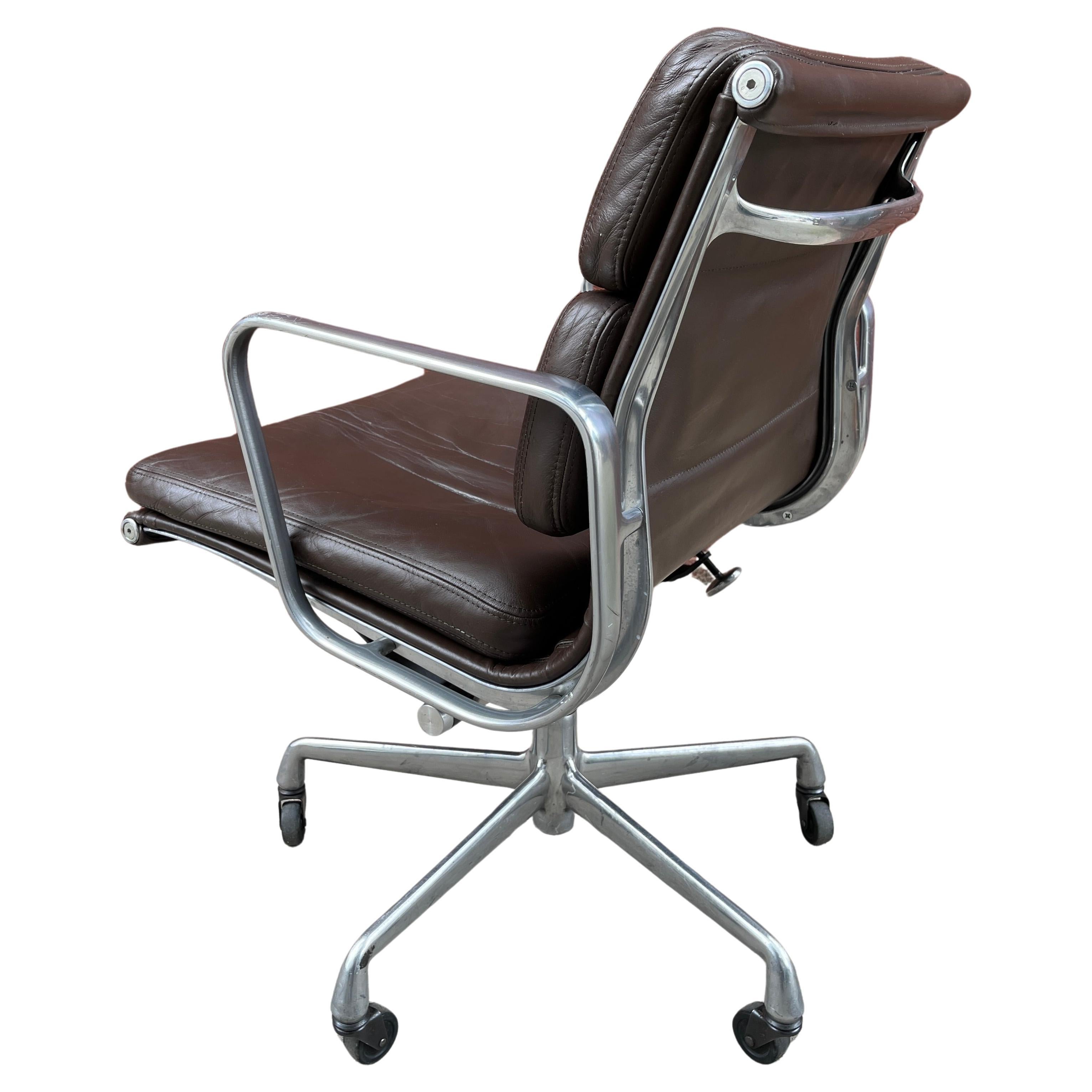 Américain Chaise Brown Soft Pad par Eames pour Herman Miller en vente