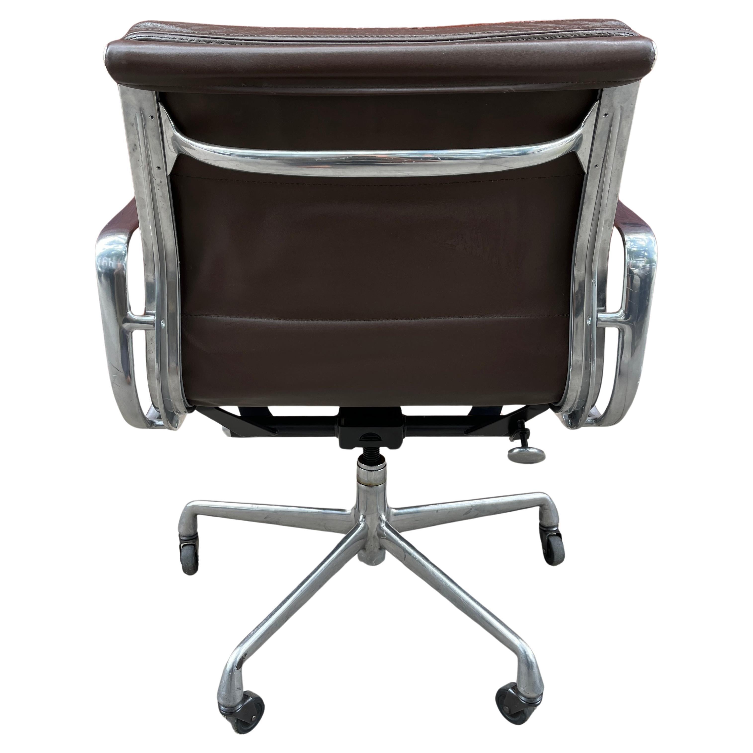 Chaise Brown Soft Pad par Eames pour Herman Miller Bon état - En vente à BROOKLYN, NY