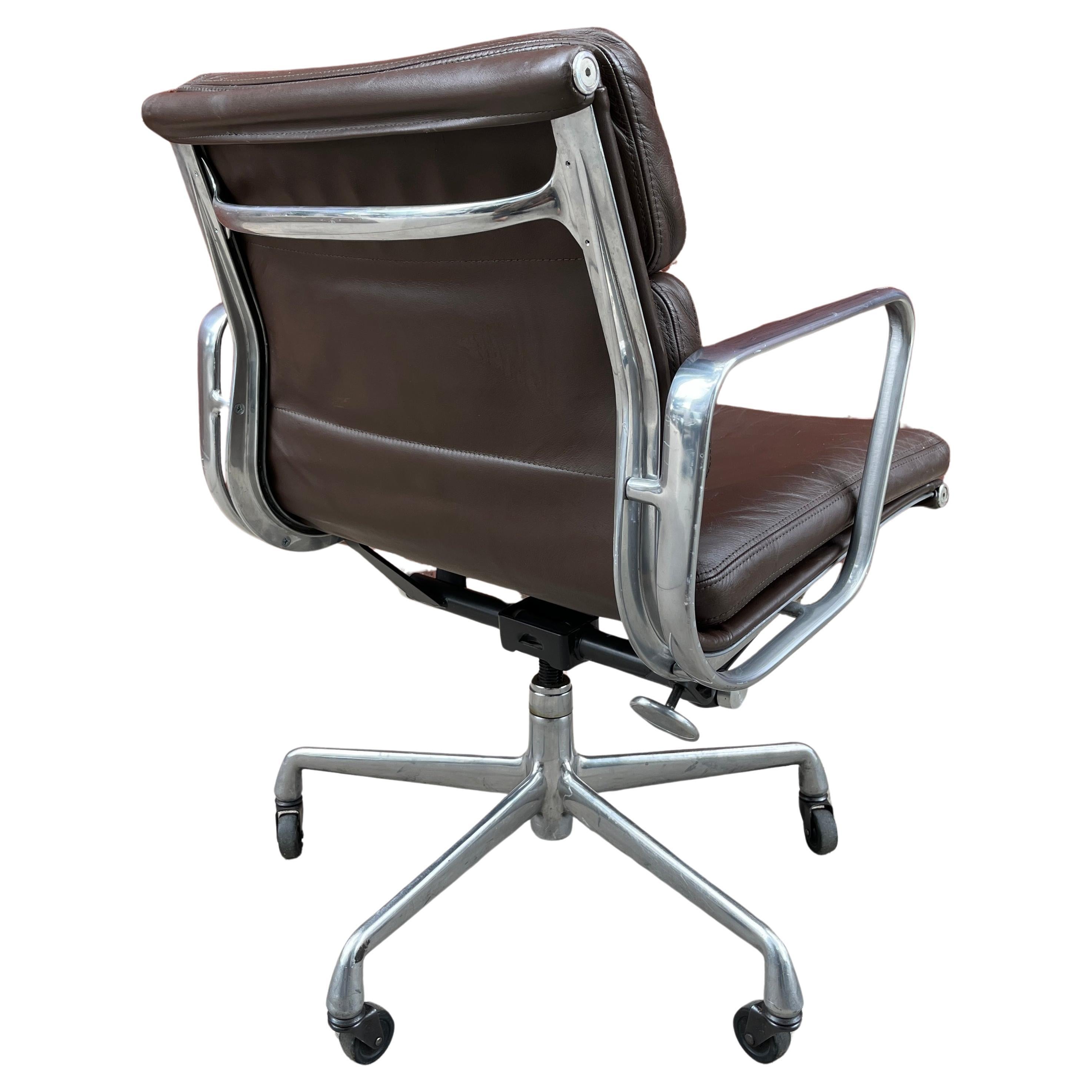 20ième siècle Chaise Brown Soft Pad par Eames pour Herman Miller en vente
