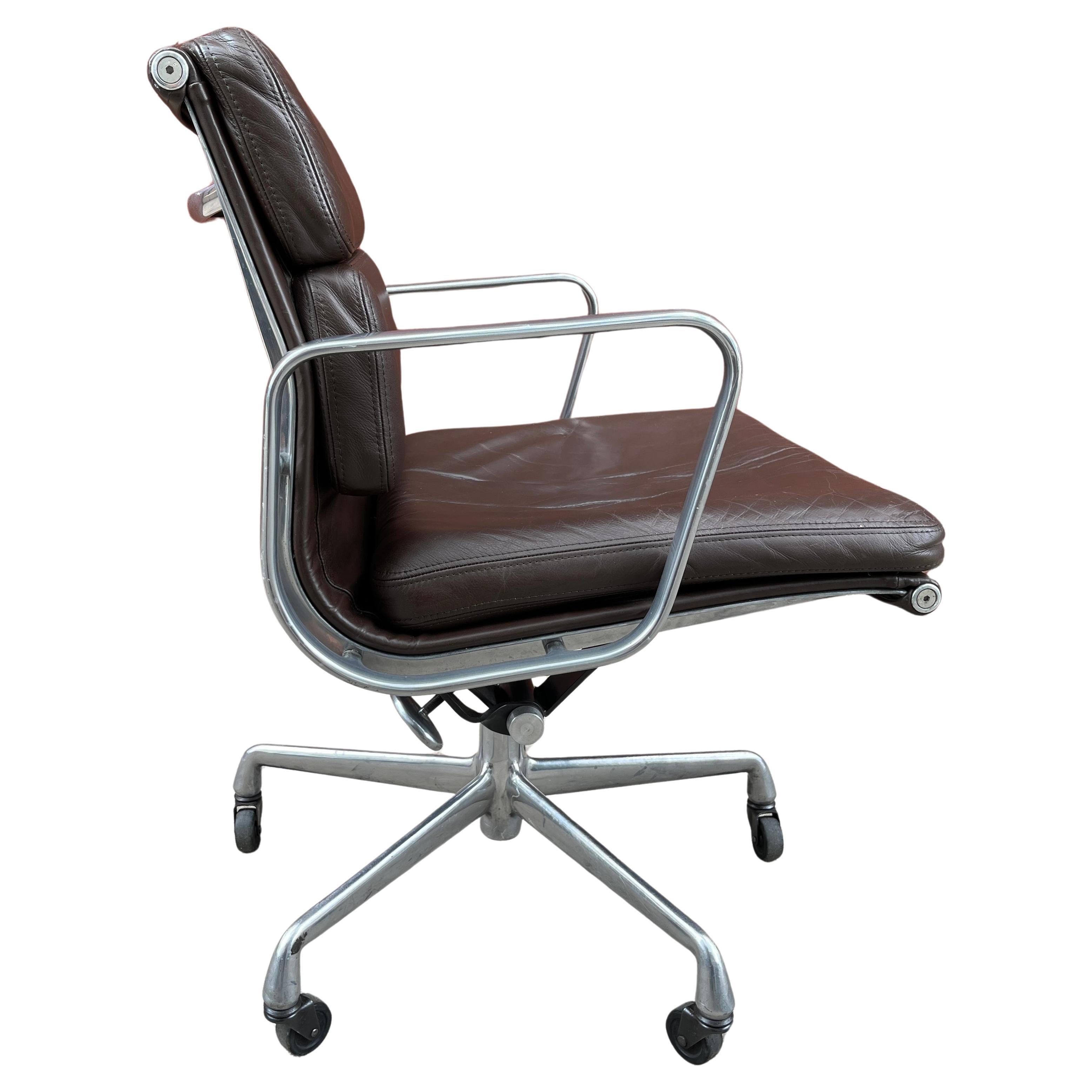 Aluminium Chaise Brown Soft Pad par Eames pour Herman Miller en vente
