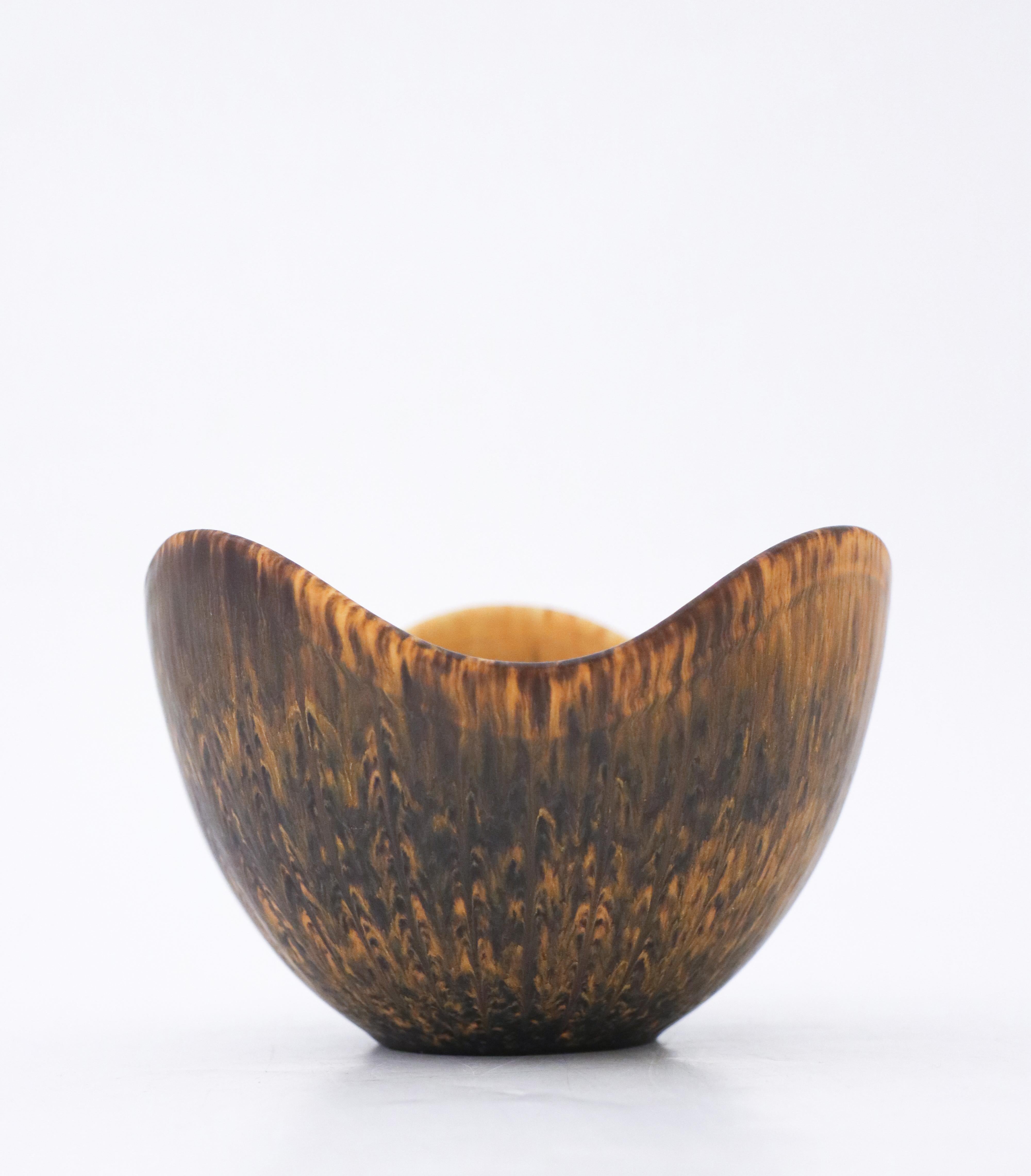 Un joli bol brun avec une belle glaçure conçu par Gunnar Nylund à Rörstrand, il mesure 13,5 cm de diamètre et environ 9,5 cm de hauteur. Il est en très bon état à l'exception de quelques marques mineures et marqué comme étant de 2ème qualité.