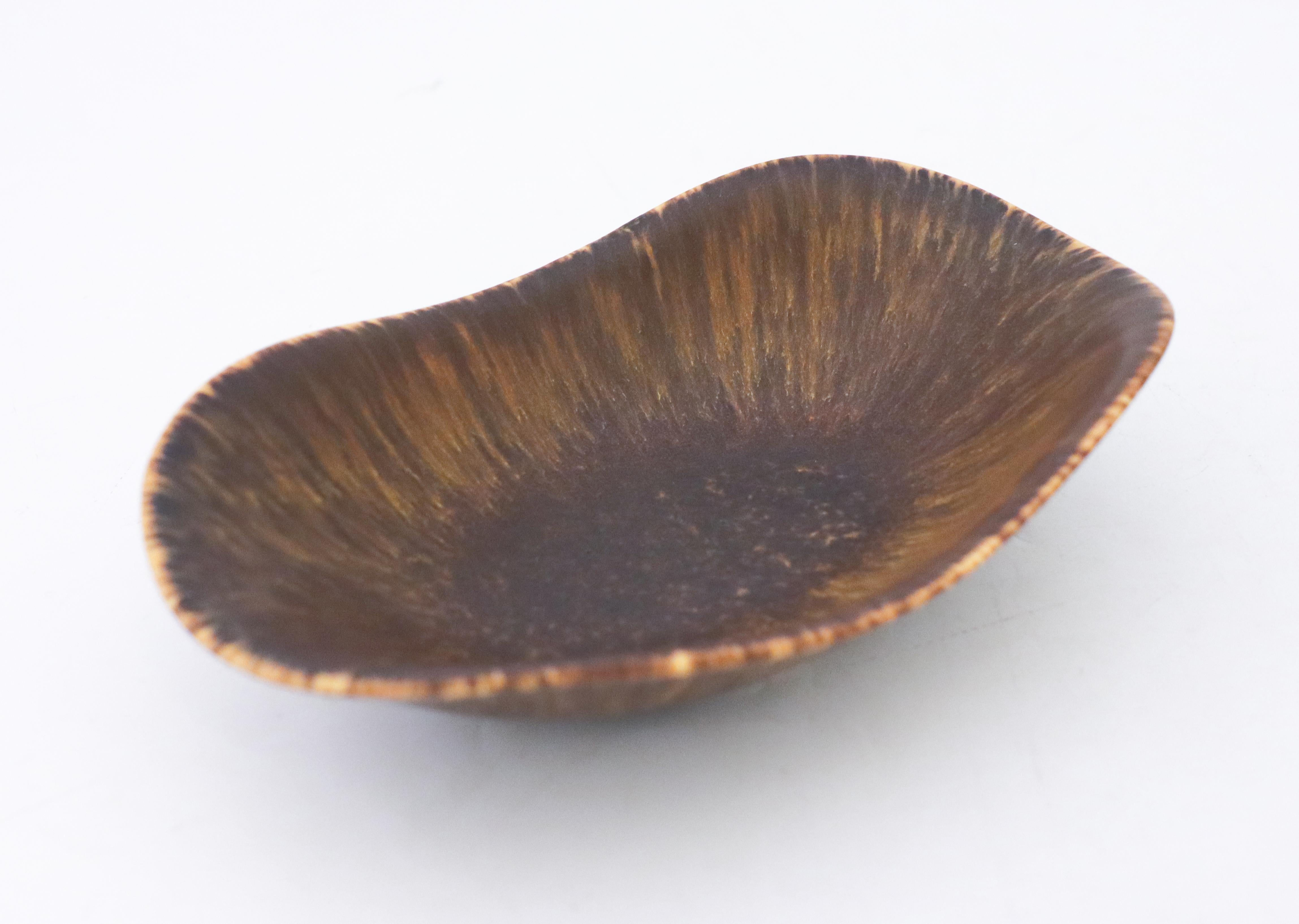 A lovely brown bowl with a beautiful glaze designed by Gunnar Nylund at Rörstrand, it´s 17 x 11 cm in diameter. It´s in very good condition except from some minor marks and scratches. It is marked as 2nd quality.

Gunnar Nylund was born in Paris