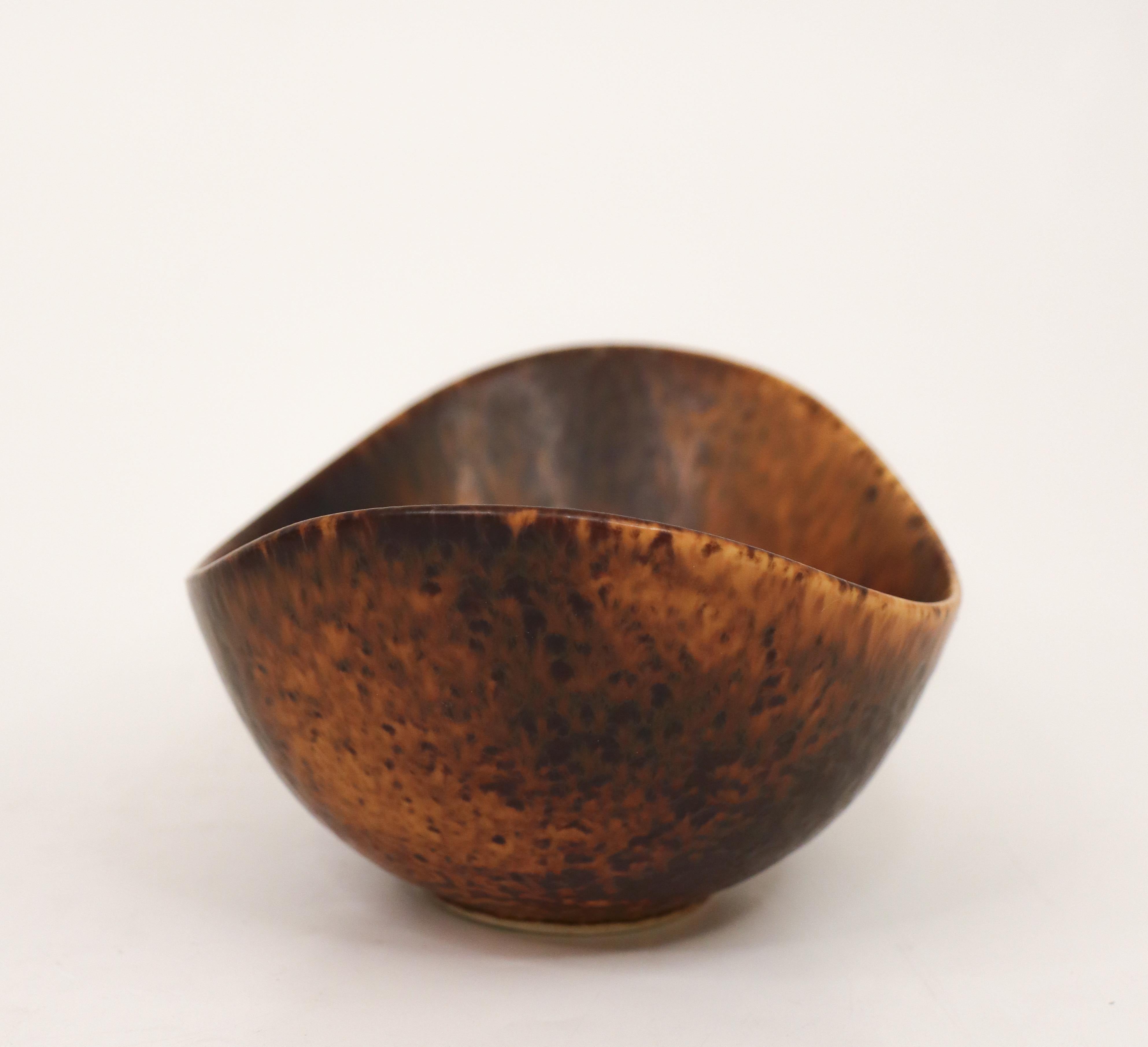 Brown Speckled Bowl - Gunnar Nylund - Rörstrand - Mid 20th Century Scandinavia In Excellent Condition For Sale In Stockholm, SE