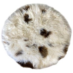 Alfombra de piel de oveja lanuda con manchas marrones