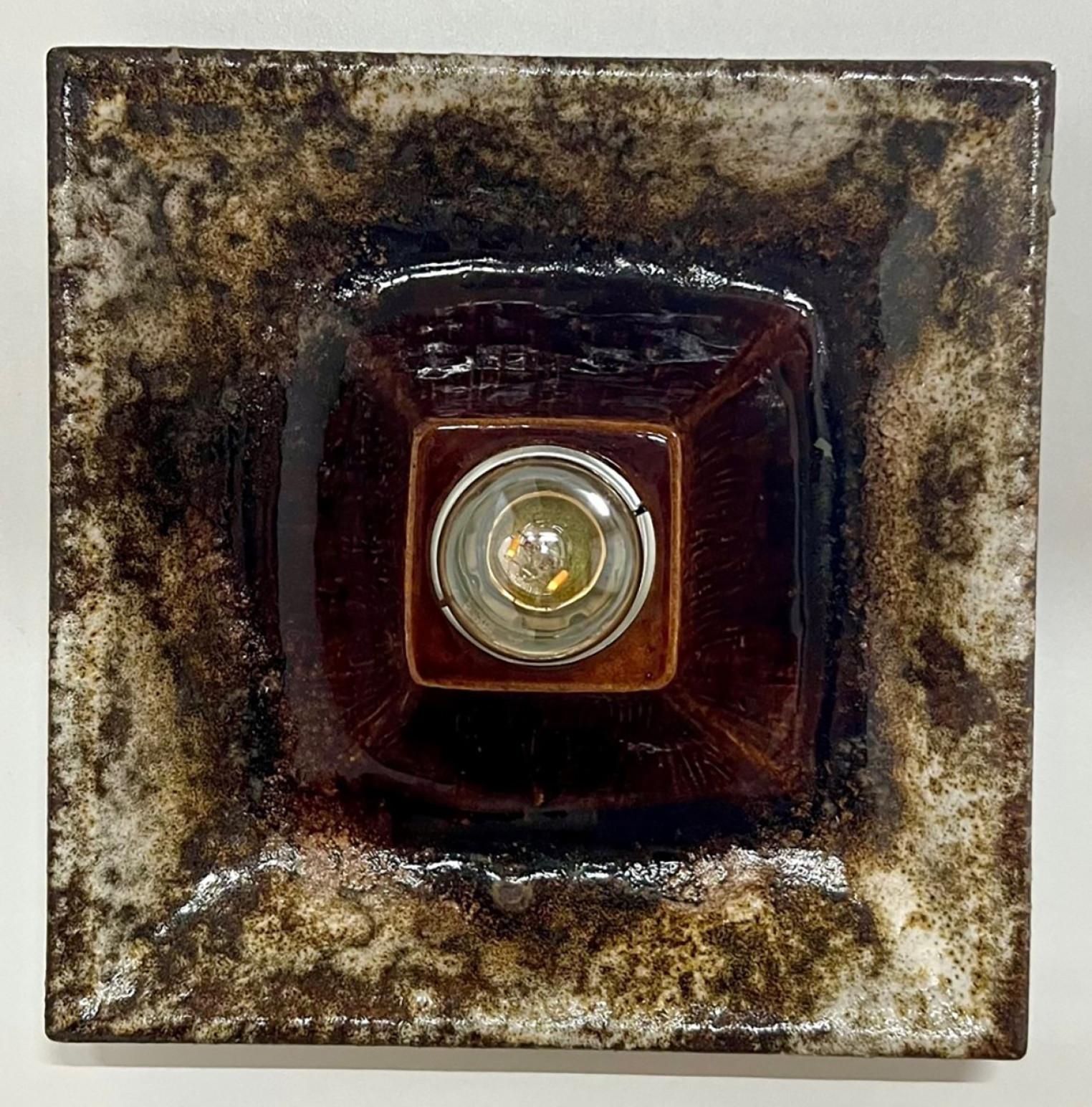 Brown square ceramic wall lights. Manufactured by Hustadt Leuchten Keramik, Germany in the 1970s.

The glaze is in a brown color.

We used gold mirror light bulbs (see images), but silver mirror or soft lights light bulbs are also very