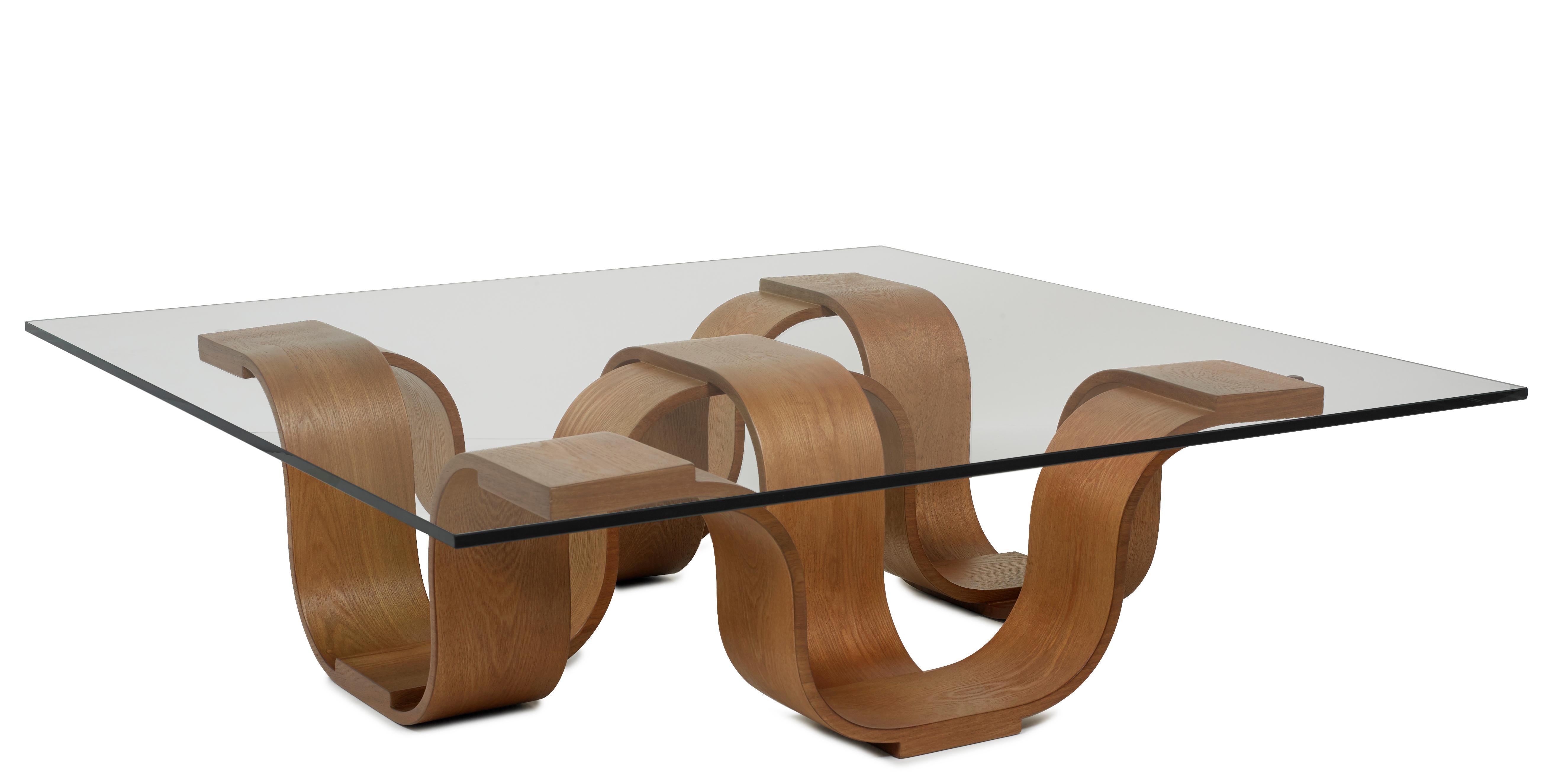 La table à cocktail carrée d'Oggetti se caractérise par des courbes et des plis qui lui confèrent un aspect organique des plus agréables. Disponible en brun moyen ou en gris, le bois de châtaignier présente un magnifique veinage naturel qui ressort