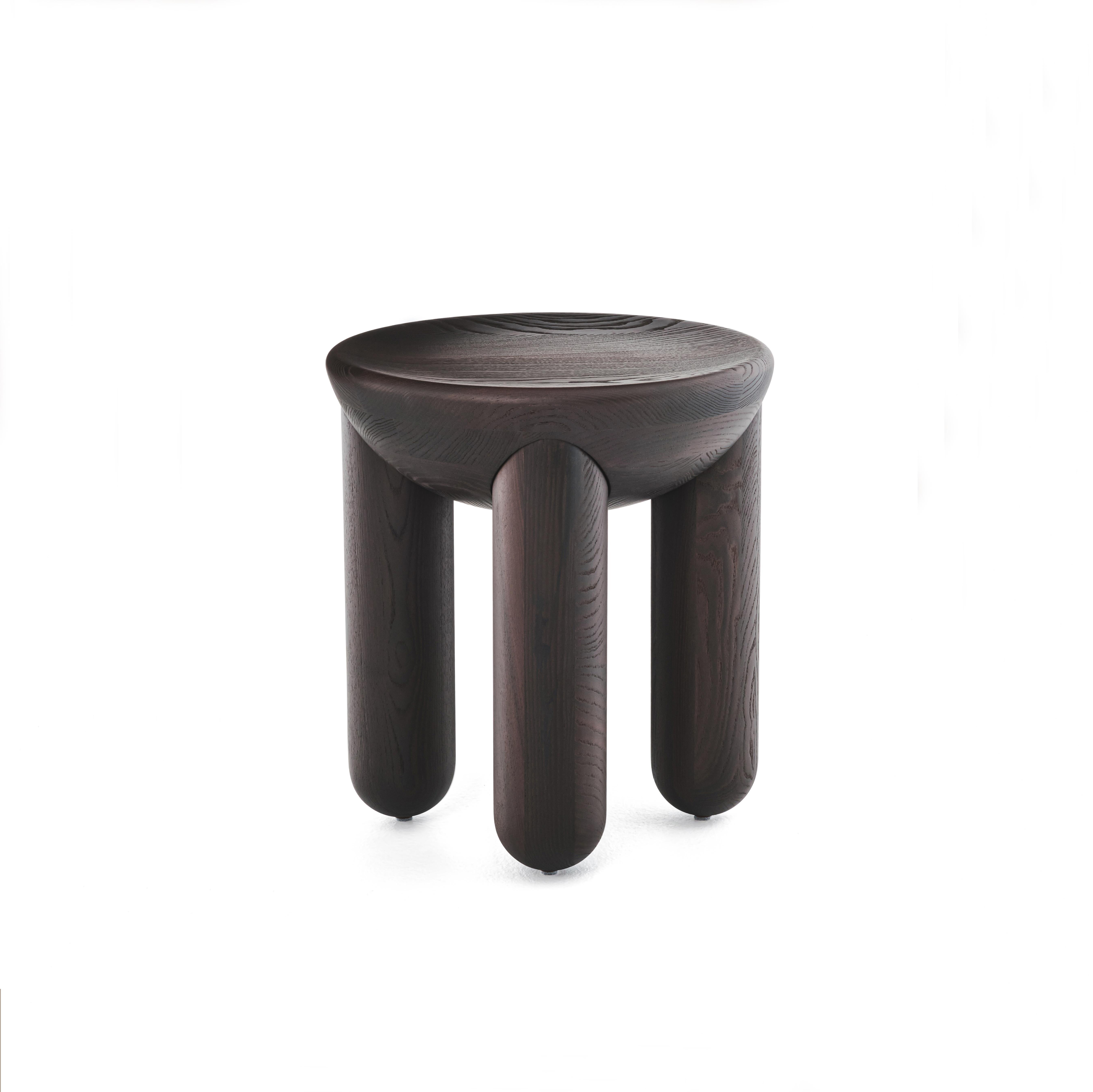 Table basse Freyja teintée Brown 3 par NOOM
Dimensions : D 40 x H 44 cm 
MATERIAL : Bois de frêne.

Les tables basses 