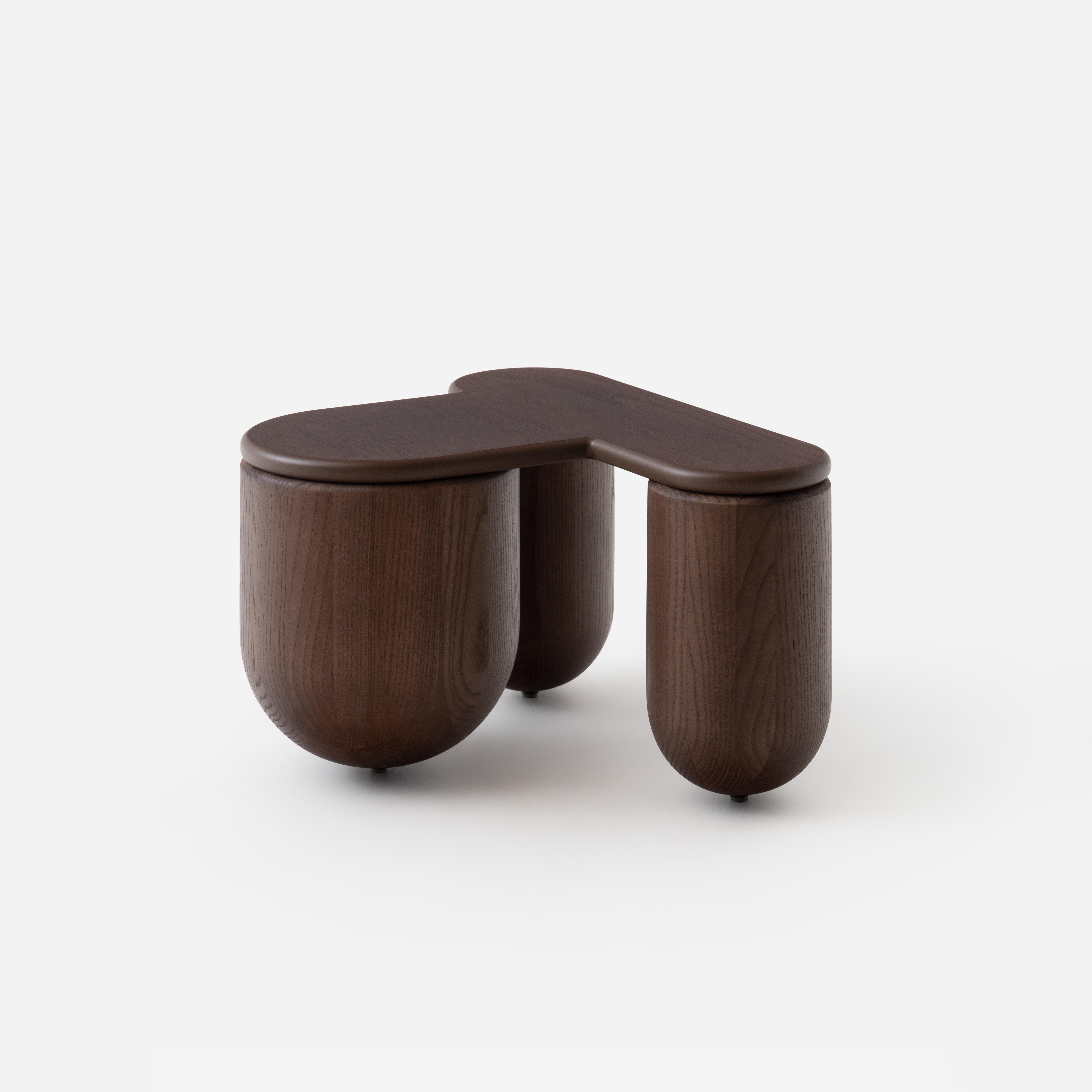 Table basse Hello Brown Stained 2 by NOOM
Dimensions : L 53 x D 43 x H 30 cm 
MATERIAL : Pieds en bois de frêne et plateau en MDF plaqué bois.

La table basse HELLO, avec sa forme légèrement arrondie, n'est pas un simple meuble. Il s'agit d'une