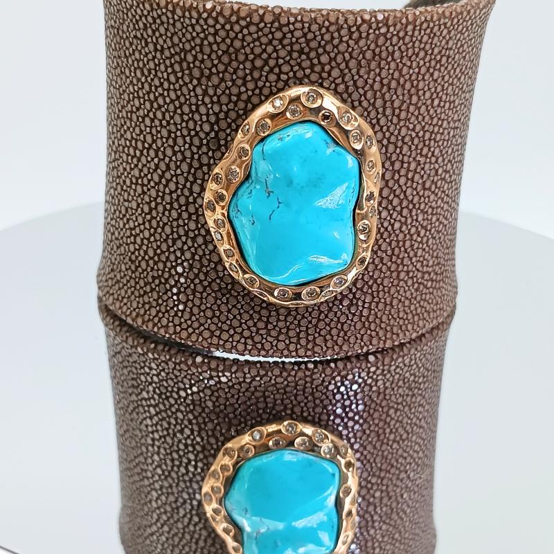 Brown Stingray leather Bracelet with Baroque Turquoise, 34 brilliant-cut brown diamonds and rose gold

18k Rose Gold
34 Diamonds 0.58k
Baroque Turquoise 24k
Stingray leather Bracelet