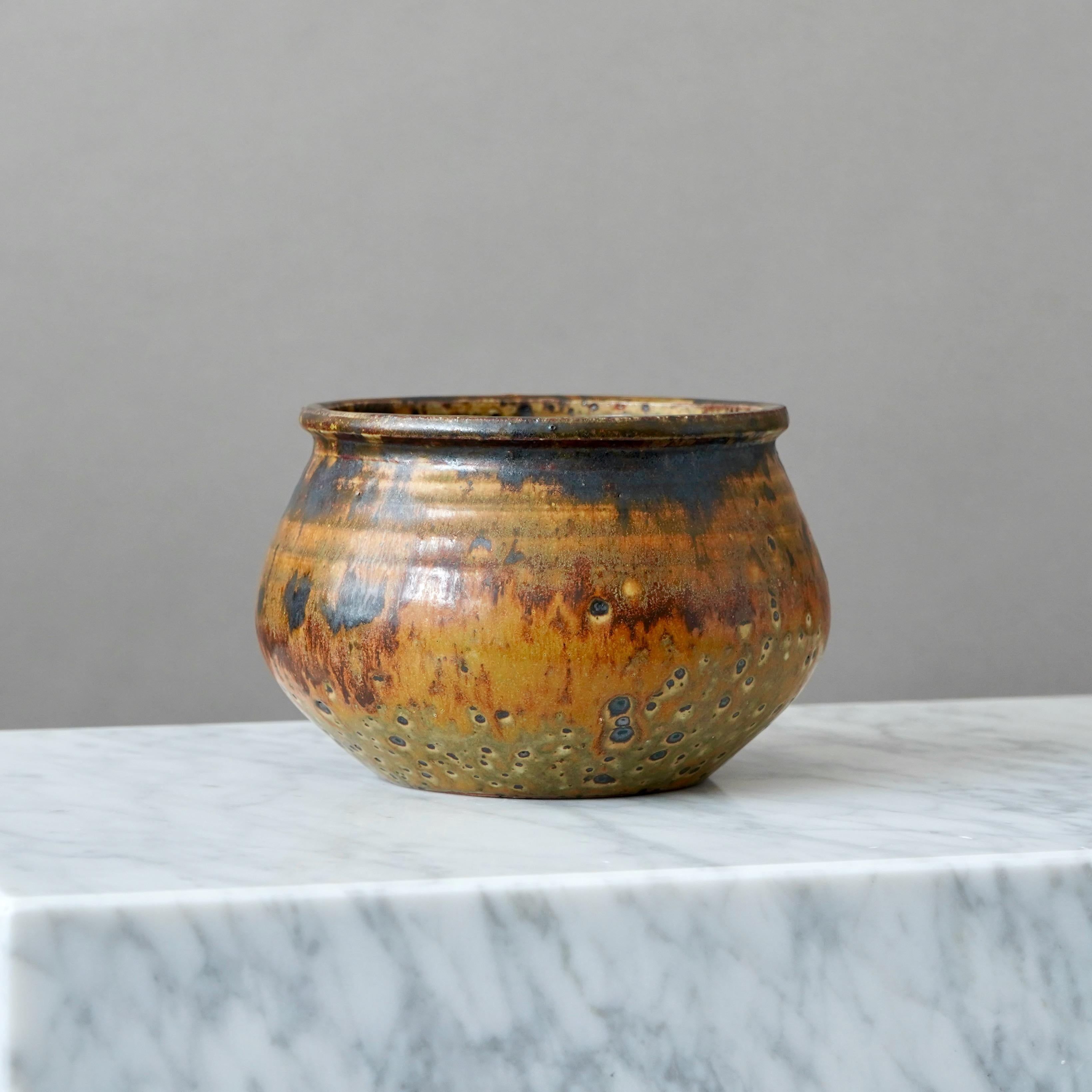Ceramica Ciotola in gres marrone del ceramista svedese Claes Thell, 1967 in vendita