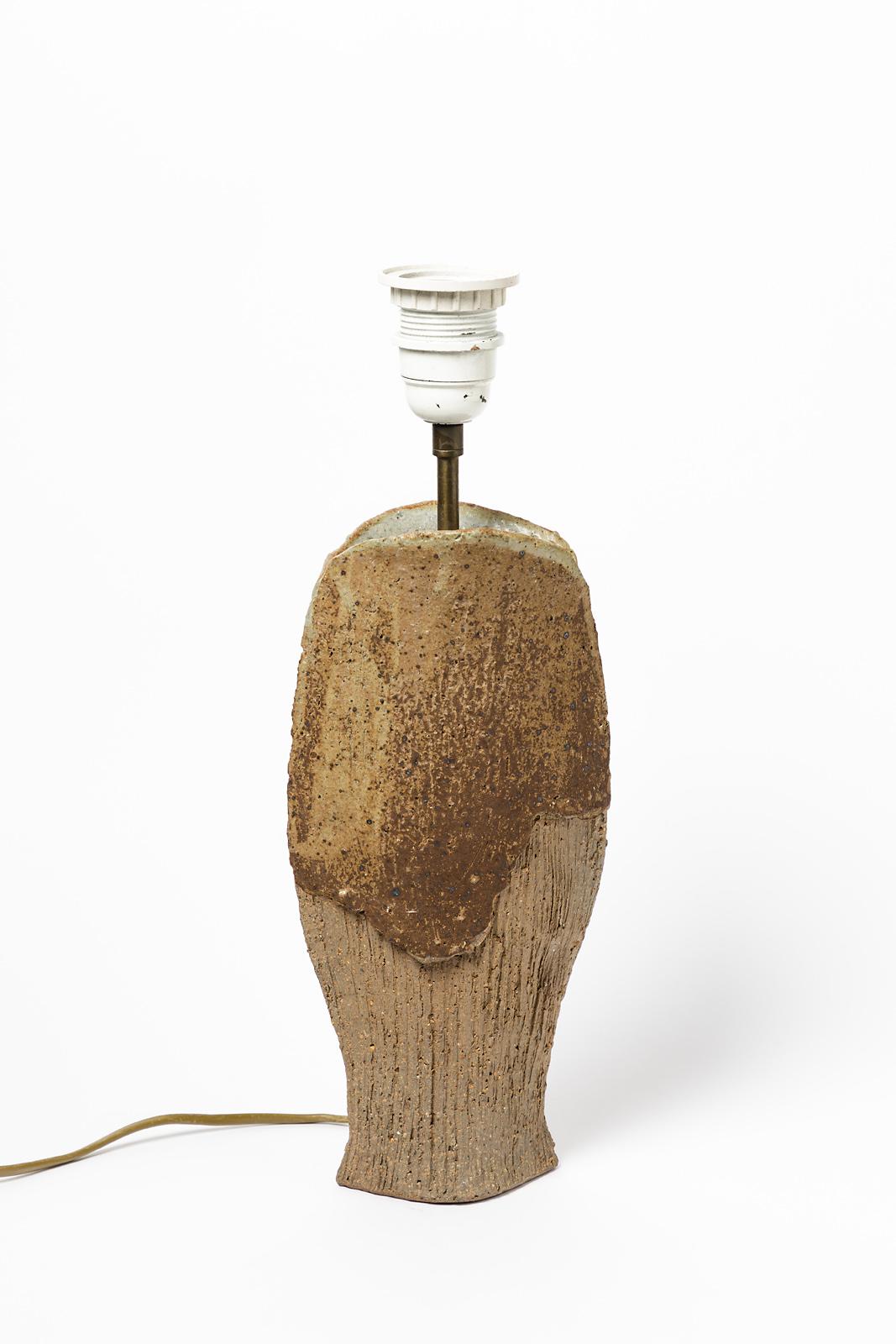Odile Pichon

Einzigartige handgefertigte Keramik-Tischlampe

Signiert unter dem Sockel

Original perfekter Zustand

Keramik-Tischlampe aus braunem Steingut, um 1970

Originale elektrische Anlage

Maße: Keramik Höhe 30 cm
Groß 16