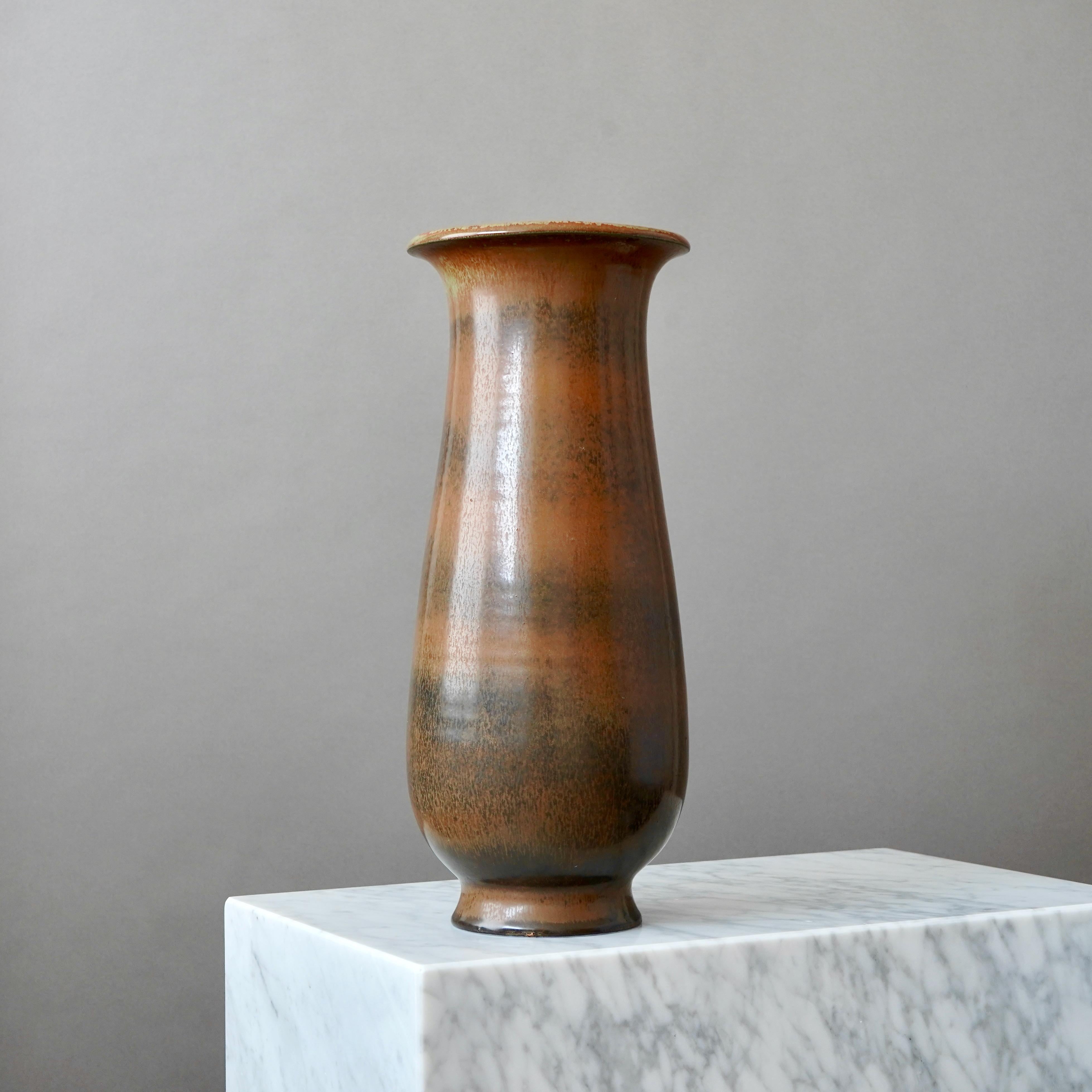 Un raro e bellissimo vaso in gres con un'incredibile smaltatura marrone.
Disegnata da Gunnar Nylund per Rorstrand, Svezia, anni '1940.

Ottime condizioni. 
Firma incisa 