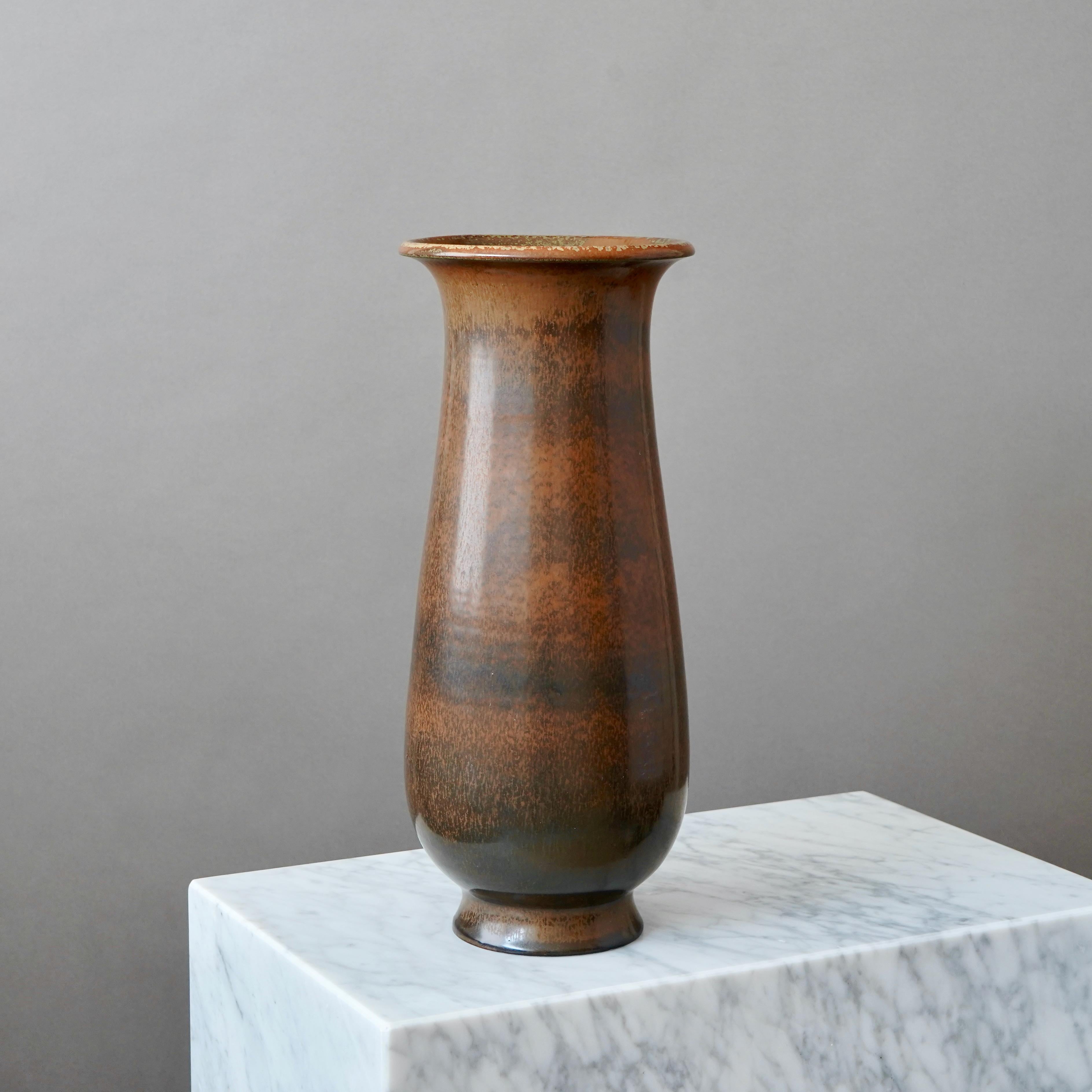 Scandinavo moderno Vaso da terra in gres marrone di Gunnar Nylund per Rorstrand, Svezia, anni '40 in vendita