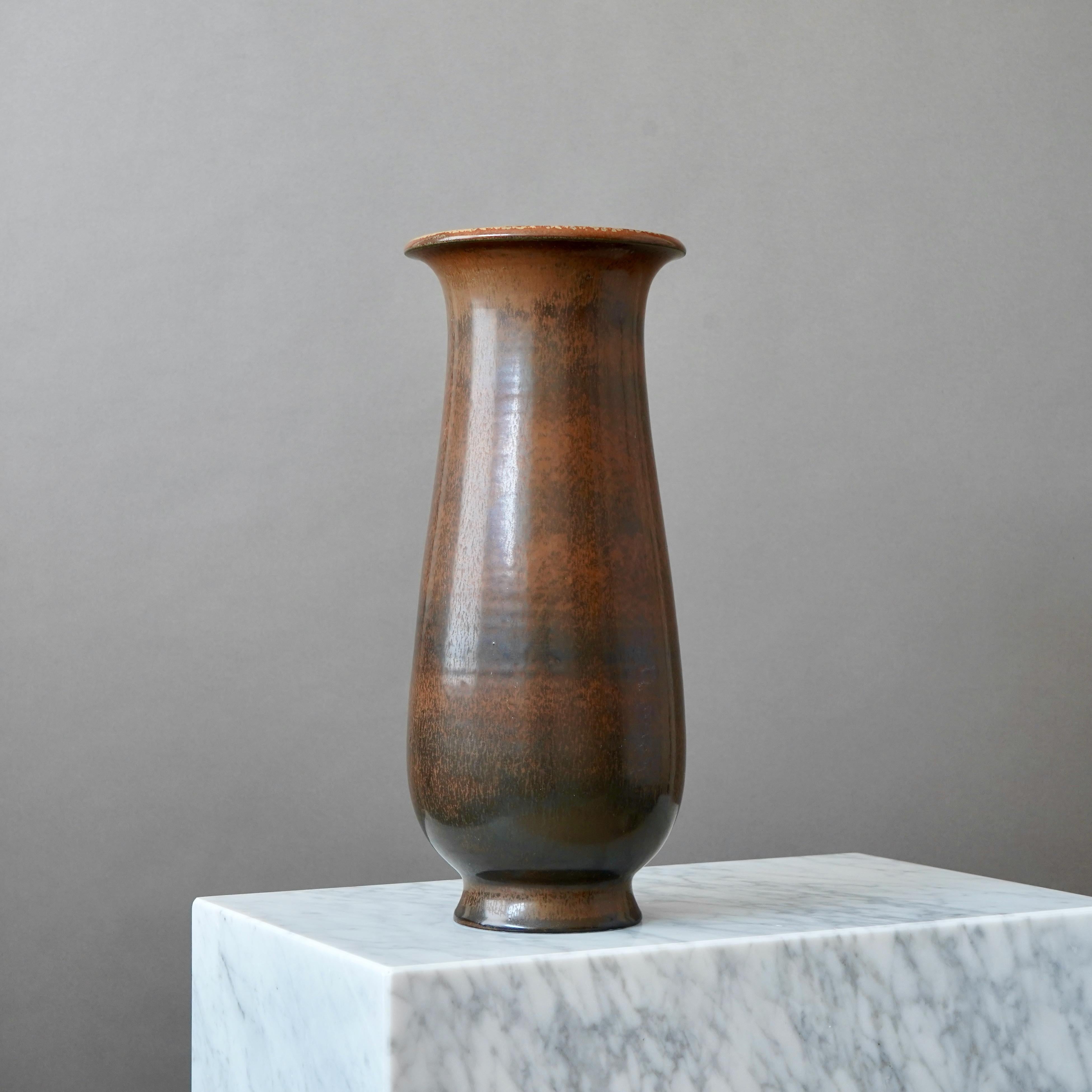 Vaso da terra in gres marrone di Gunnar Nylund per Rorstrand, Svezia, anni '40 In condizioni buone in vendita a Malmö, SE