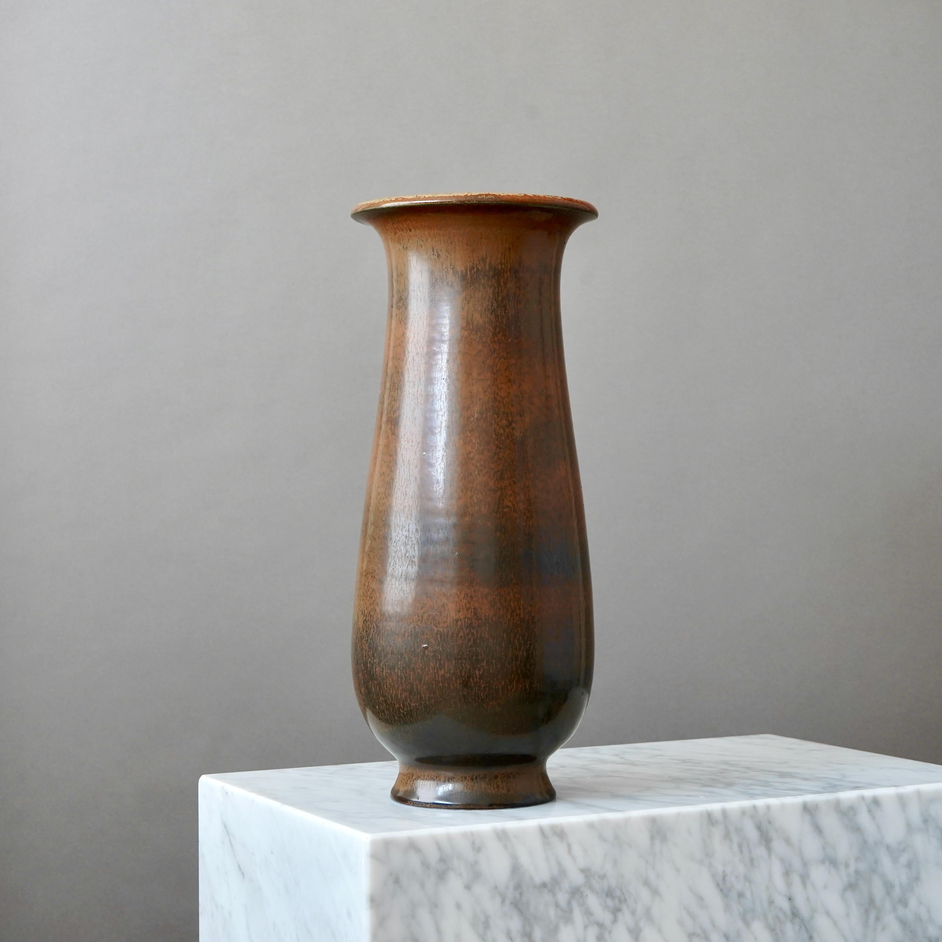 Ceramica Vaso da terra in gres marrone di Gunnar Nylund per Rorstrand, Svezia, anni '40 in vendita