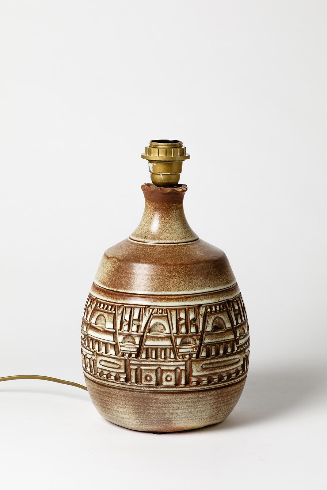 Braune Keramik-Tischlampe aus Steingut mit geometrischer Dekoration von Bessone, 1970 (Französisch) im Angebot
