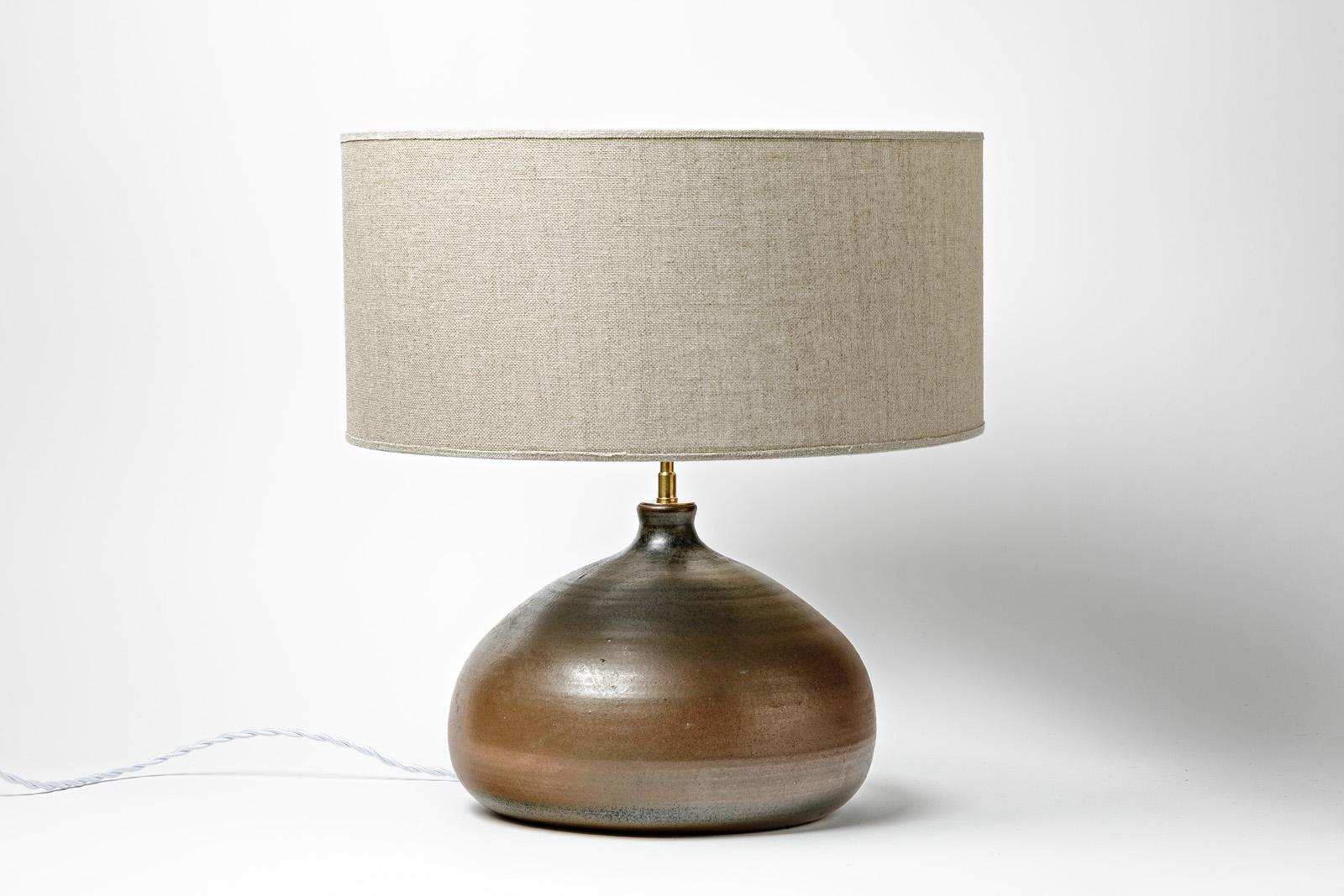 Français Lampe de table en céramique marron du milieu du siècle dernier en grès signée vers 1970  en vente
