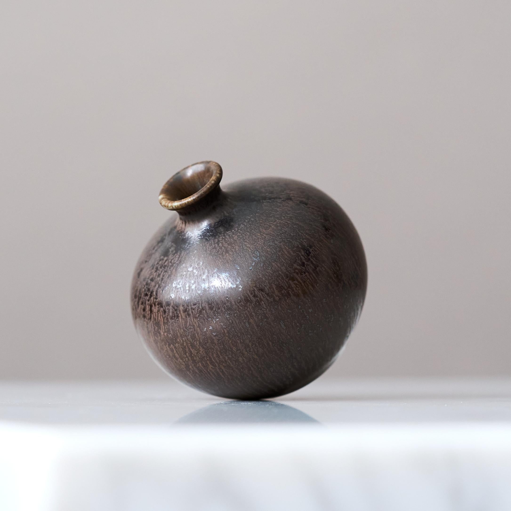 Miniaturvase aus braunem Steingut von Berndt Friberg. Gustavsberg Studio Schweden 1954 (Skandinavische Moderne) im Angebot