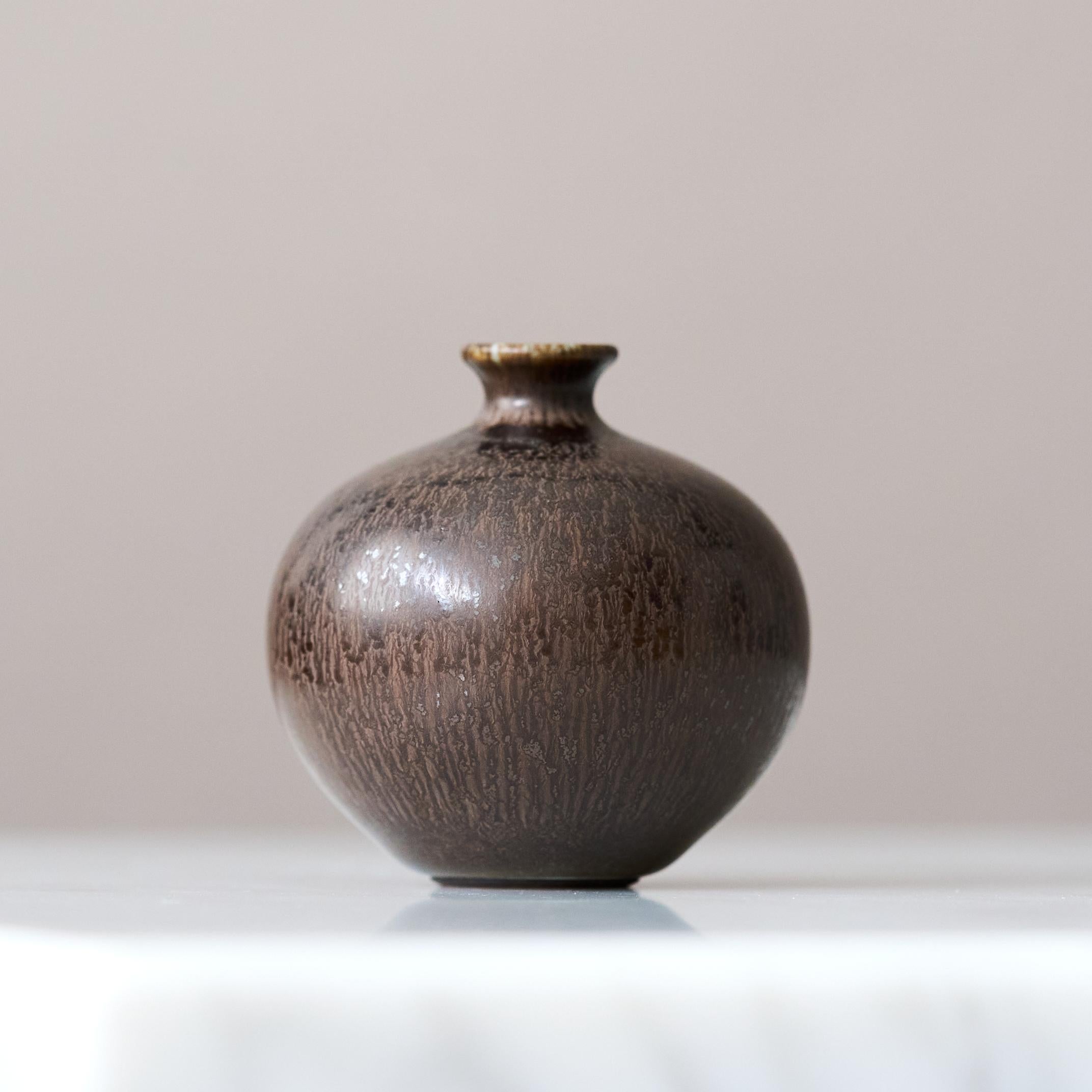 Miniaturvase aus braunem Steingut von Berndt Friberg. Gustavsberg Studio Schweden 1954 (Schwedisch) im Angebot