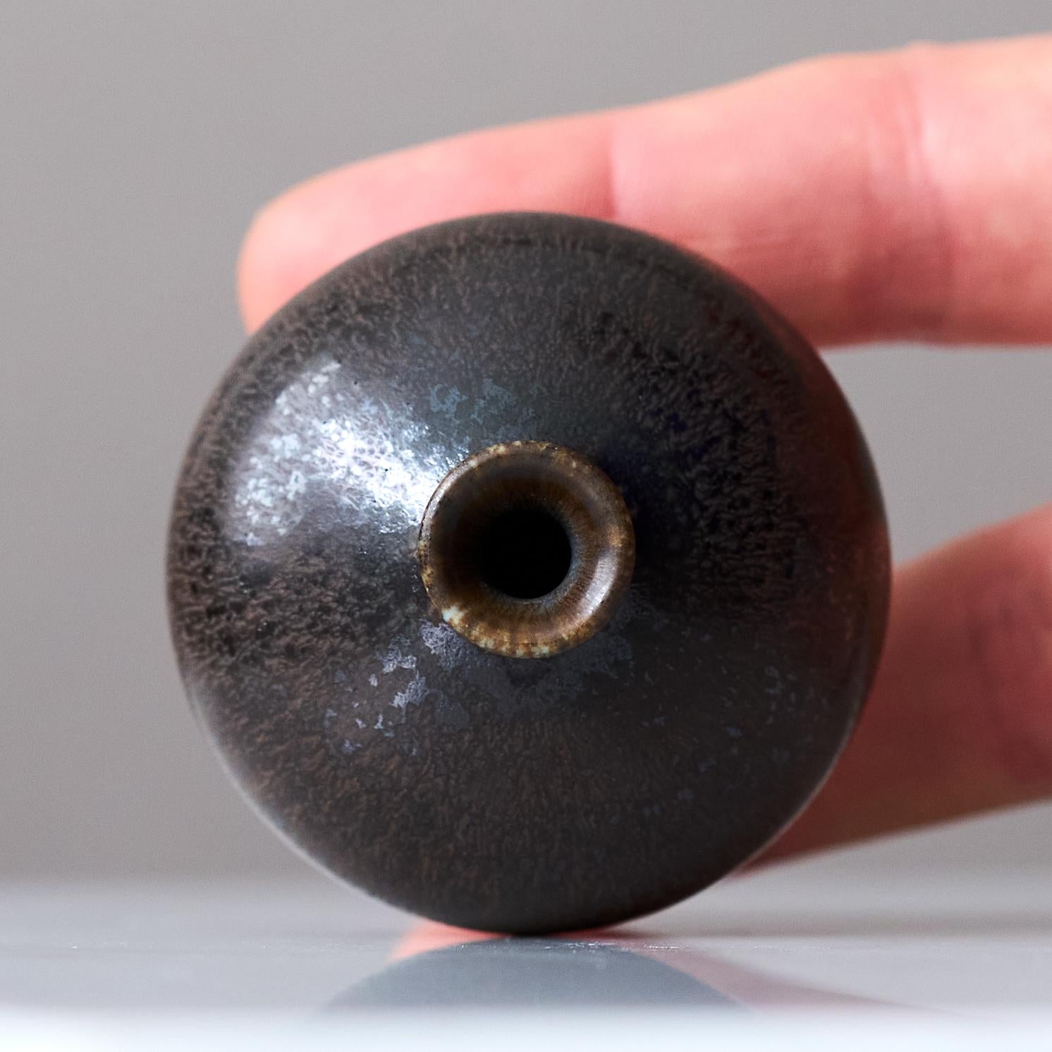 Miniaturvase aus braunem Steingut von Berndt Friberg. Gustavsberg Studio Schweden 1954 (Glasiert) im Angebot