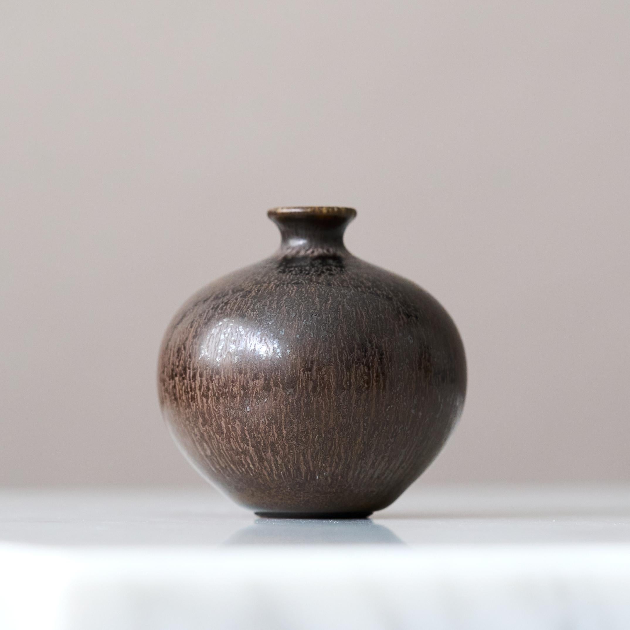 Miniaturvase aus braunem Steingut von Berndt Friberg. Gustavsberg Studio Schweden 1954 (20. Jahrhundert) im Angebot