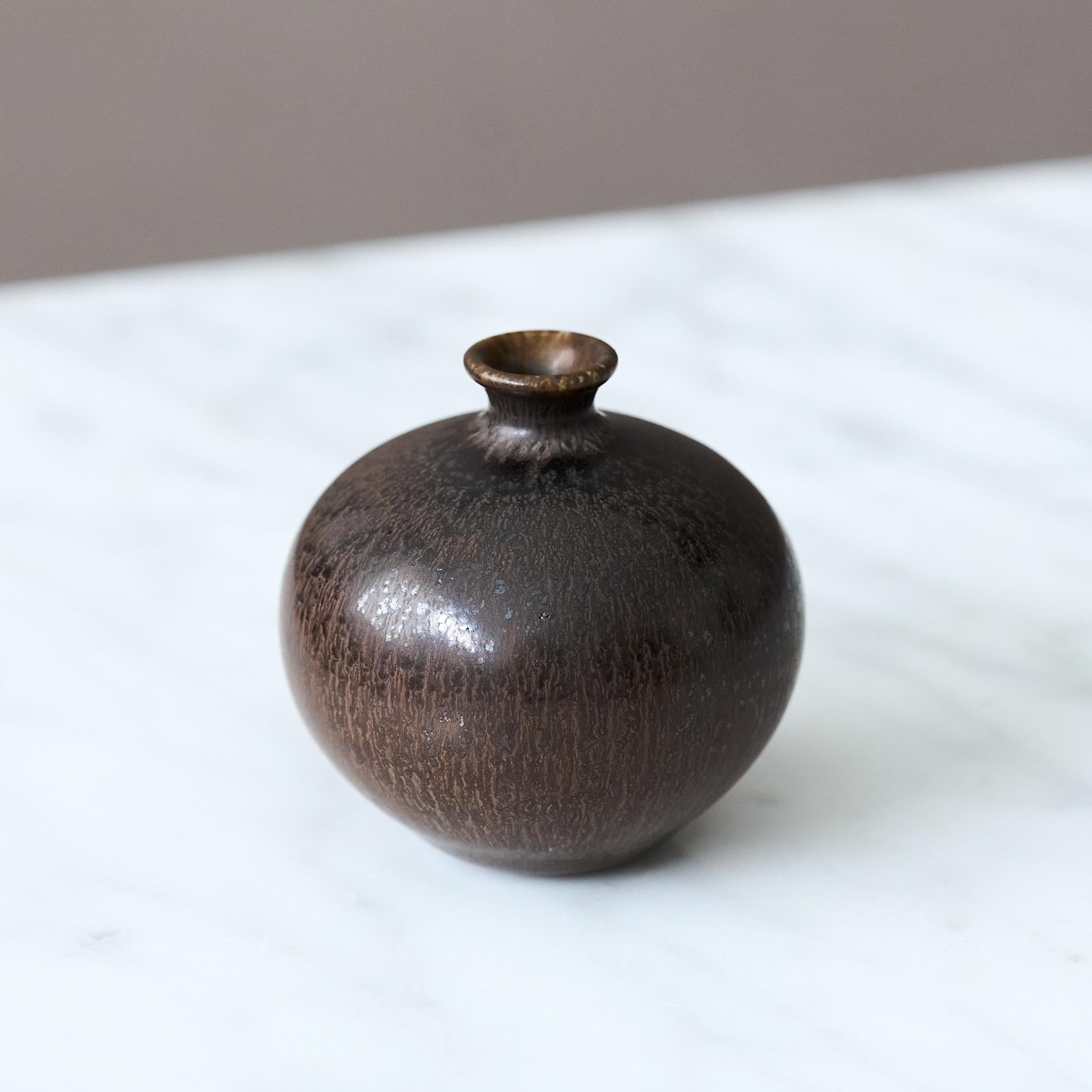 Miniaturvase aus braunem Steingut von Berndt Friberg. Gustavsberg Studio Schweden 1954 (Keramik) im Angebot