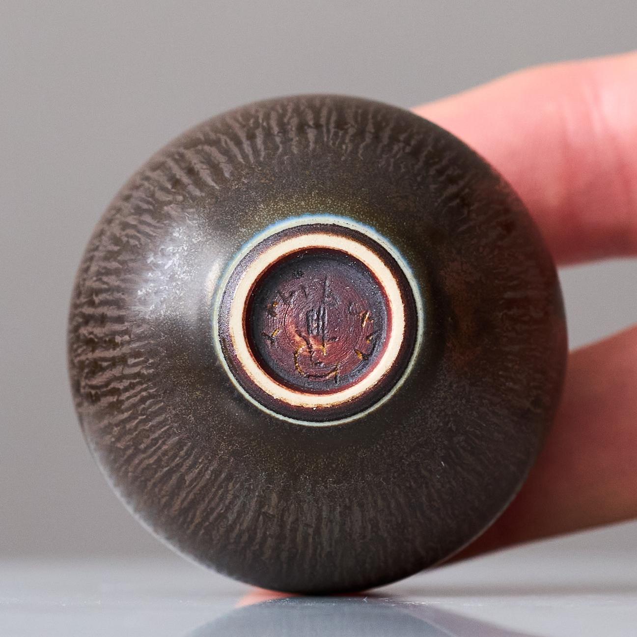 Miniaturvase aus braunem Steingut von Berndt Friberg. Gustavsberg Studio Schweden 1954 im Angebot 1