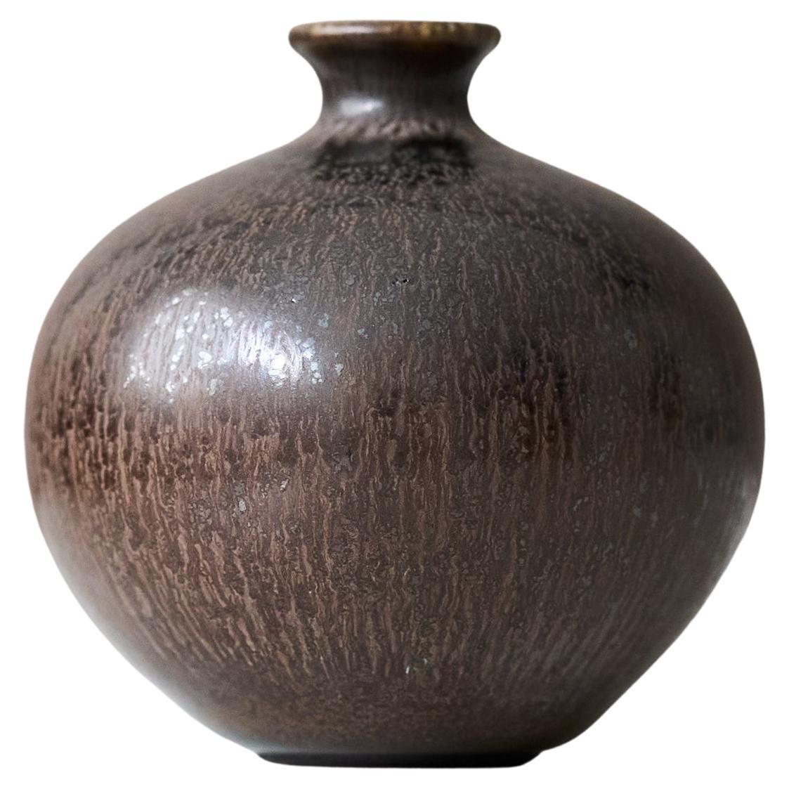 Miniaturvase aus braunem Steingut von Berndt Friberg. Gustavsberg Studio Schweden 1954 im Angebot