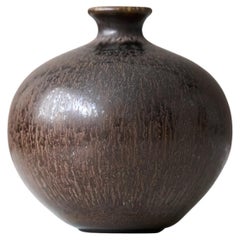 Miniaturvase aus braunem Steingut von Berndt Friberg. Gustavsberg Studio Schweden 1954