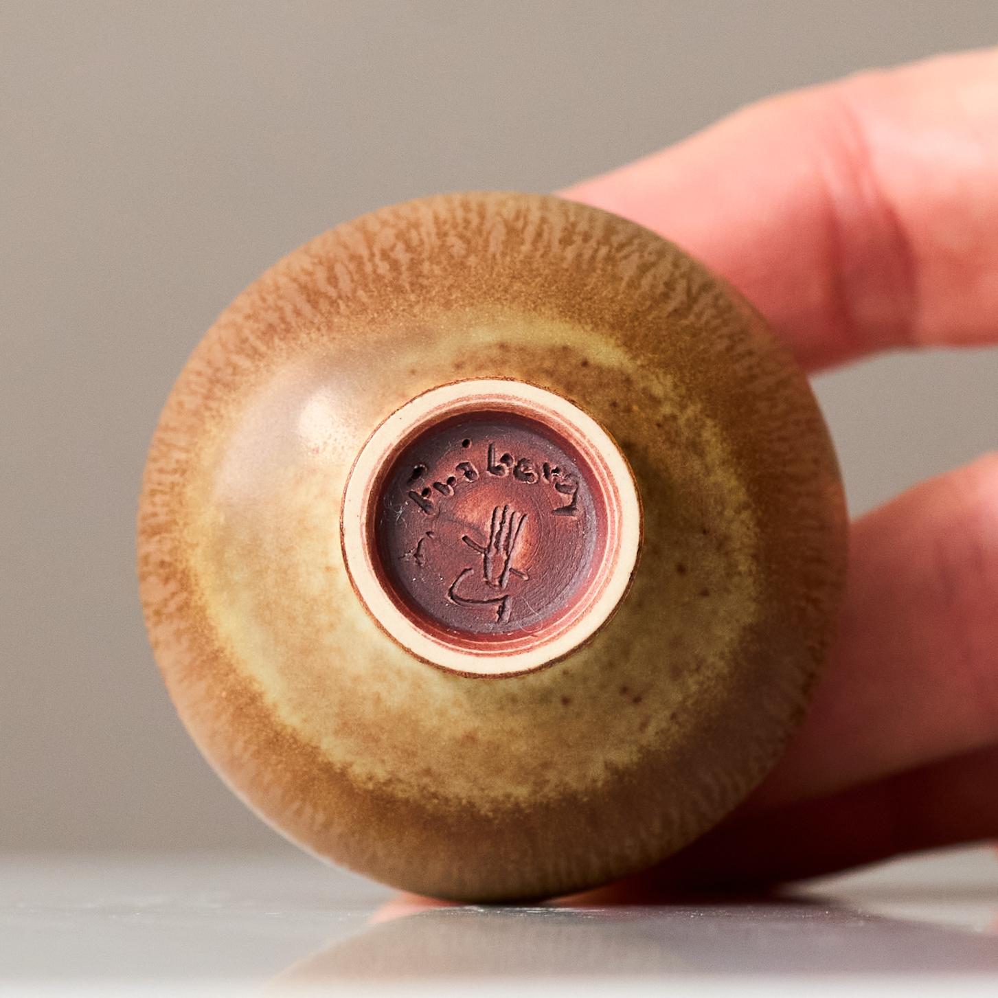 Vaso in miniatura in gres marrone di Berndt Friberg. Studio A Svezia 1956 in vendita 2