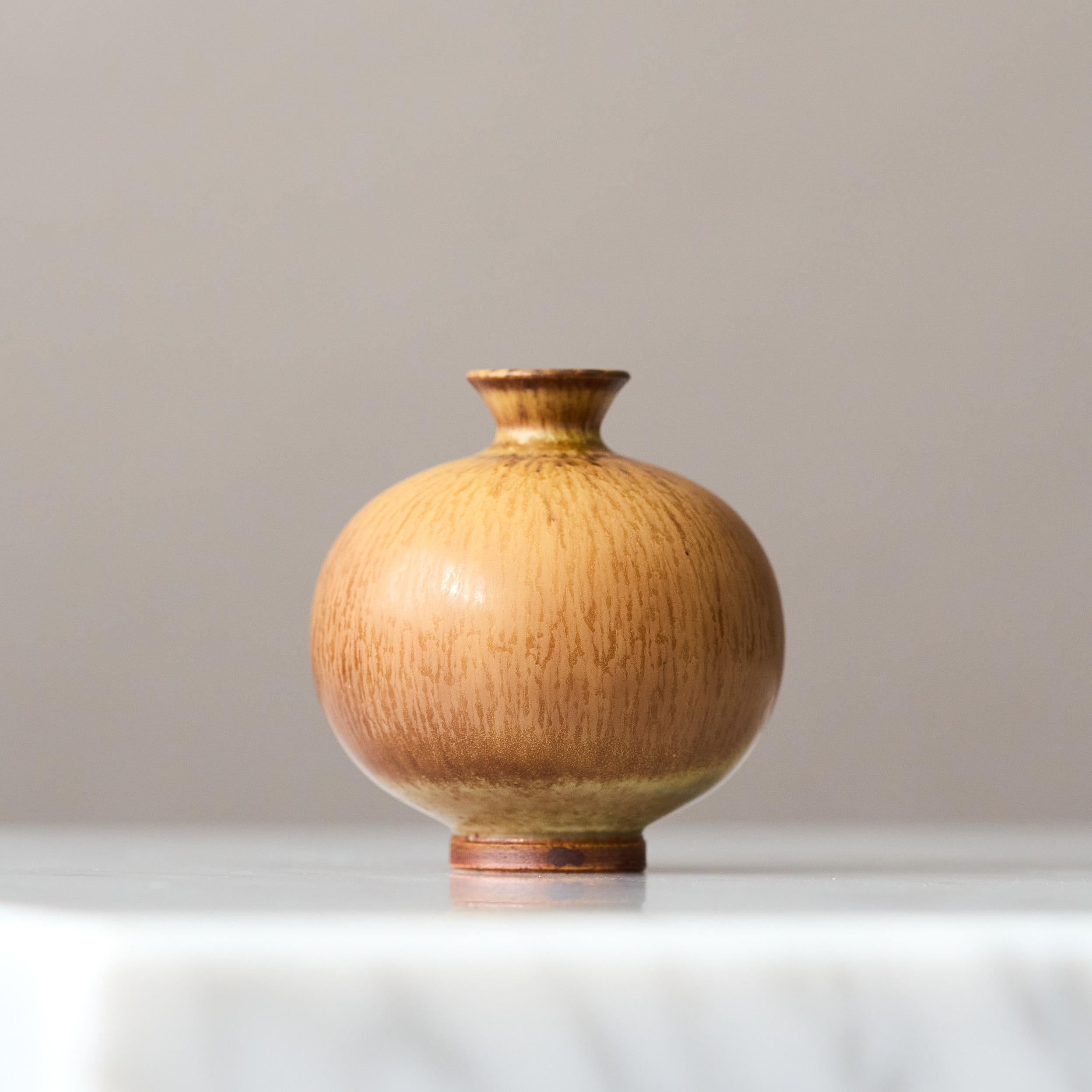 Un bellissimo vaso in gres in miniatura con un'incredibile smaltatura marrone chiaro a pelo di lepre.
Realizzato dal maestro lanciatore Berndt Friberg, nello studio dell'artista a Gustavsberg, Svezia, 1956.

Ottime condizioni. 
Firma incisa