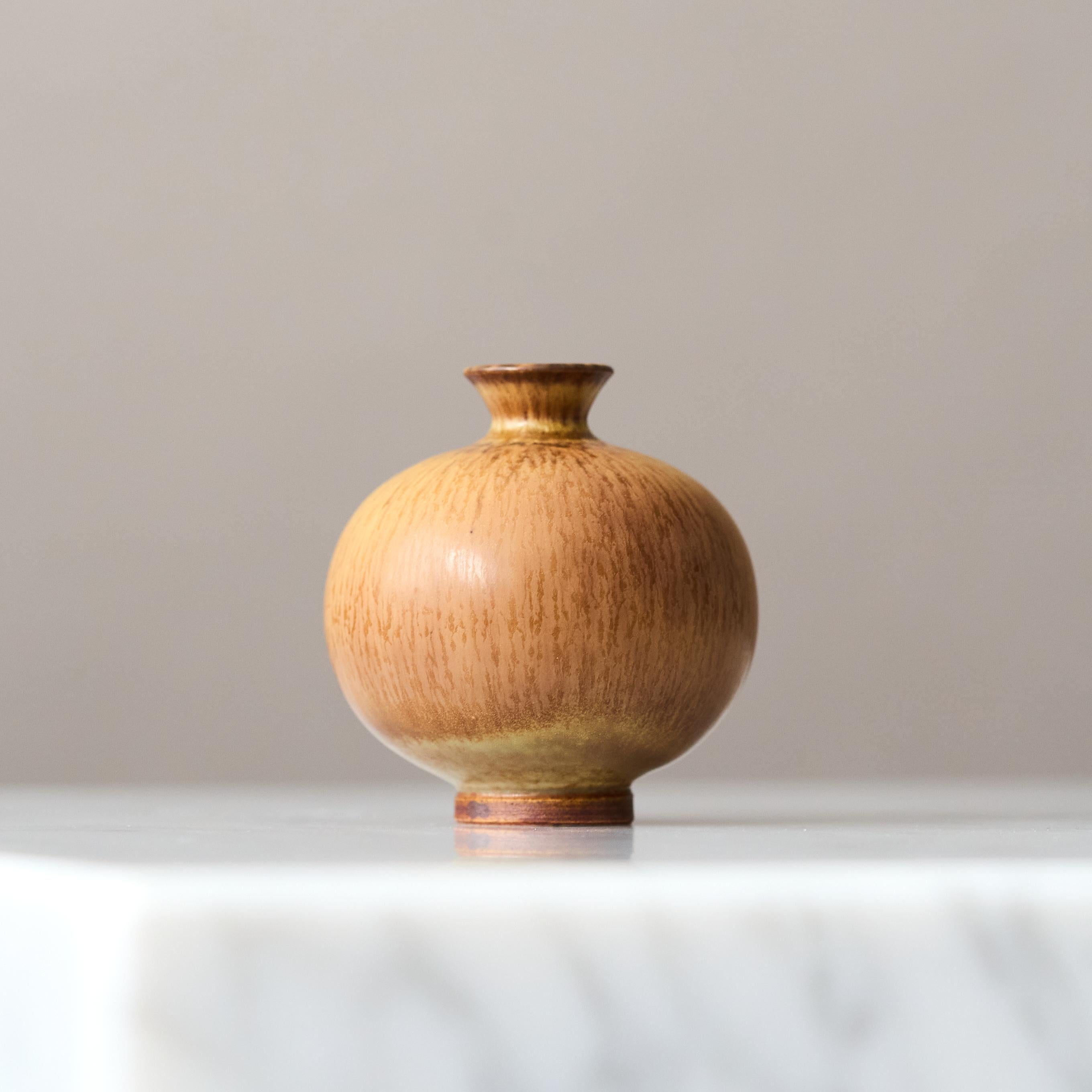 Svedese Vaso in miniatura in gres marrone di Berndt Friberg. Studio A Svezia 1956 in vendita