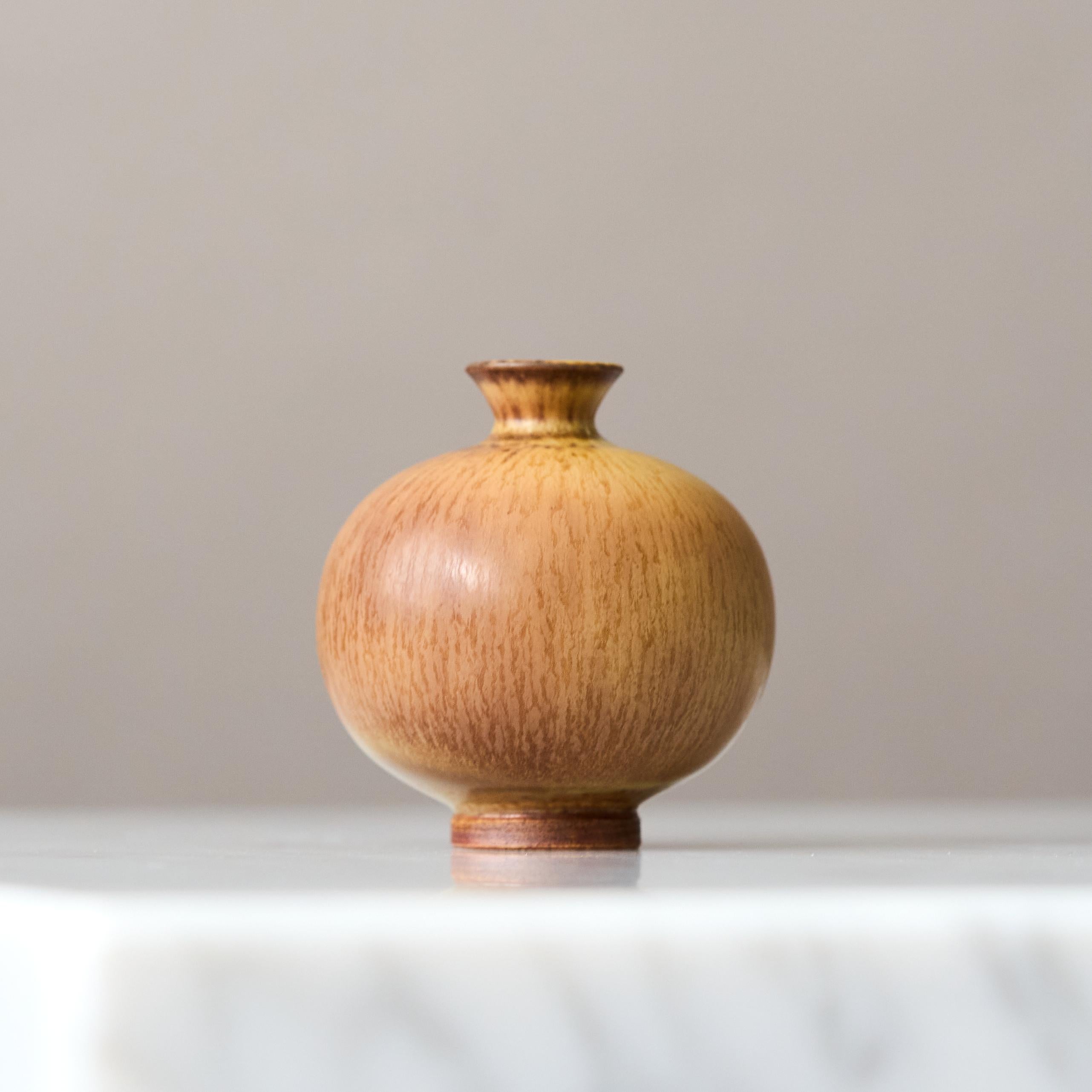 Vaso in miniatura in gres marrone di Berndt Friberg. Studio A Svezia 1956 In condizioni buone in vendita a Malmö, SE