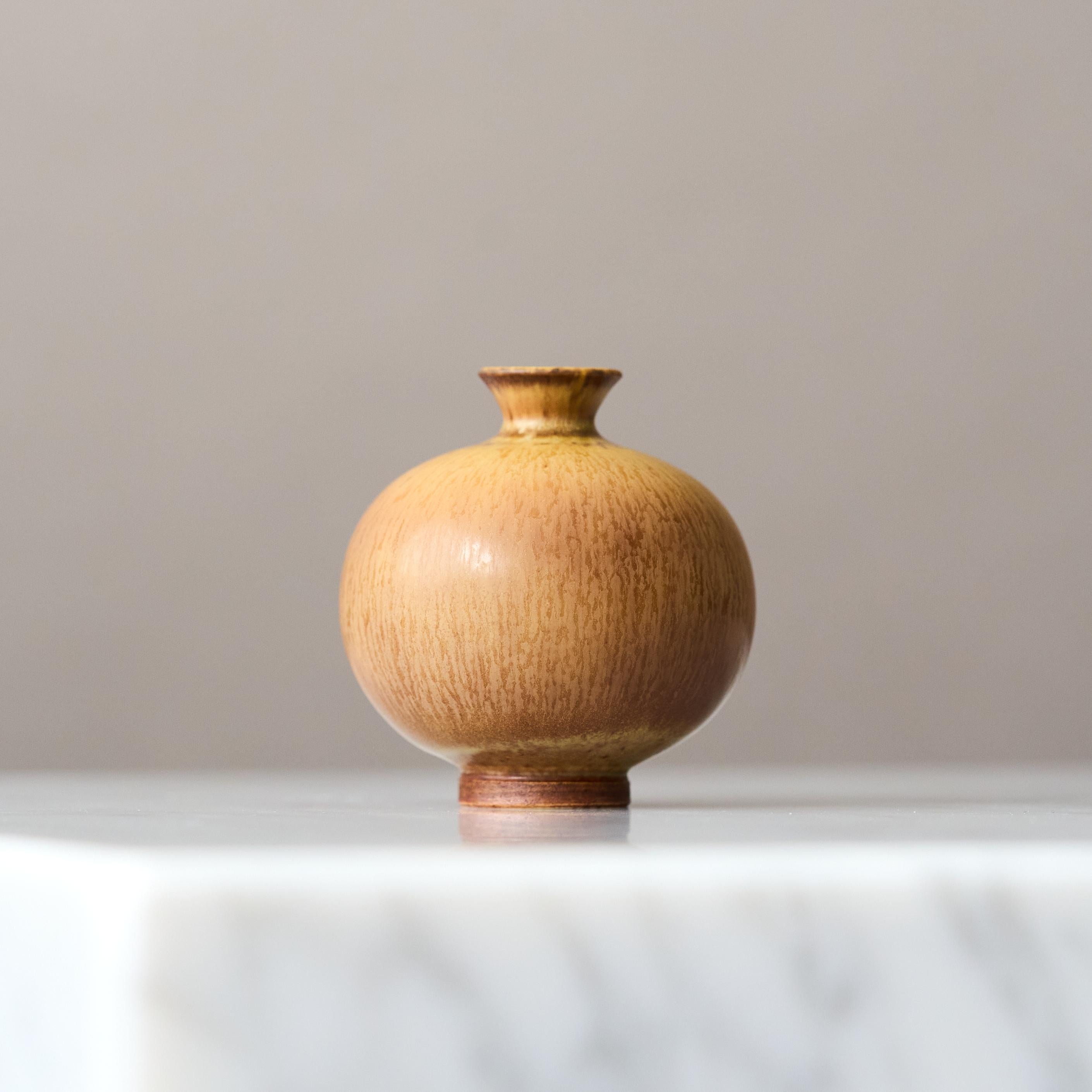 XX secolo Vaso in miniatura in gres marrone di Berndt Friberg. Studio A Svezia 1956 in vendita