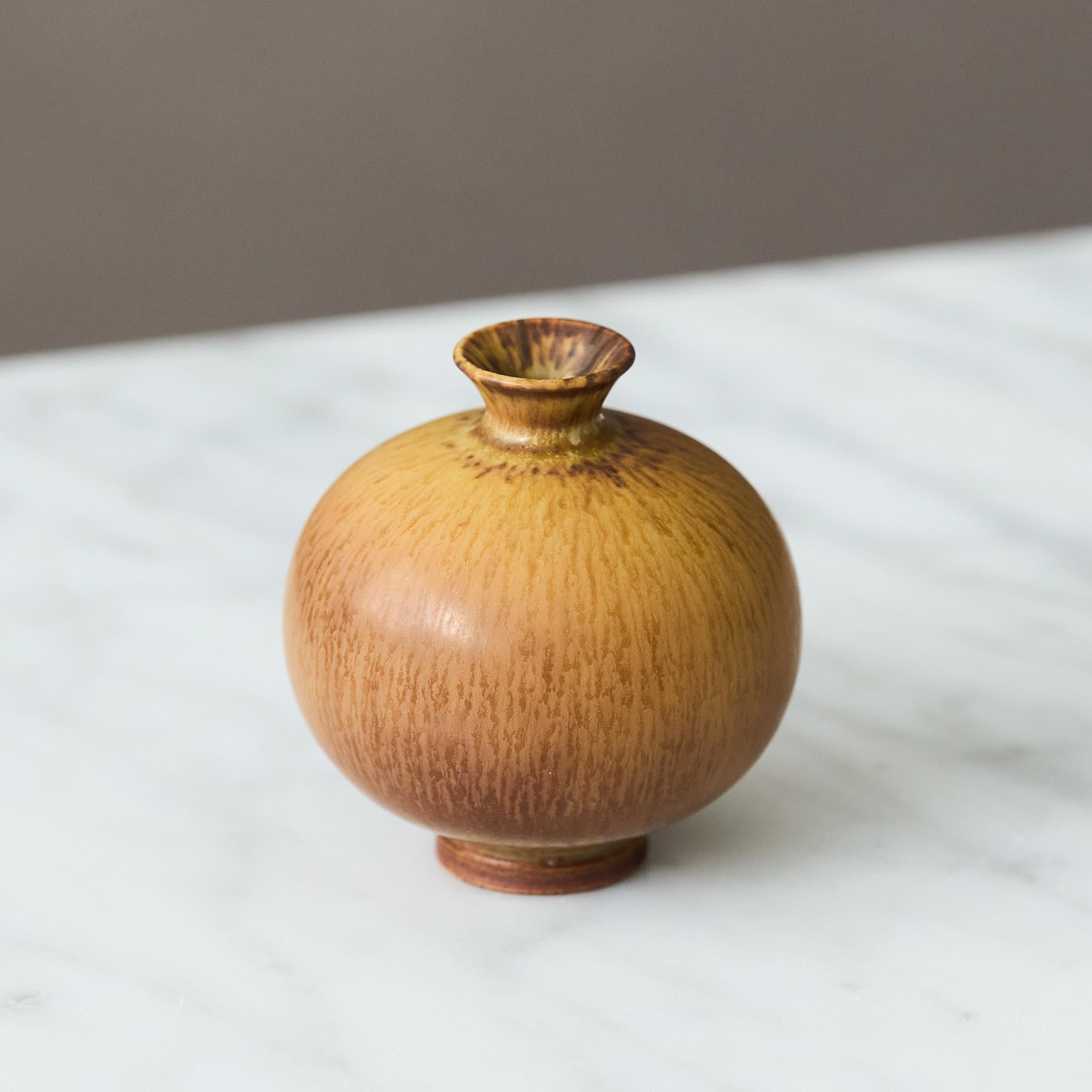 Vaso in miniatura in gres marrone di Berndt Friberg. Studio A Svezia 1956 in vendita 1