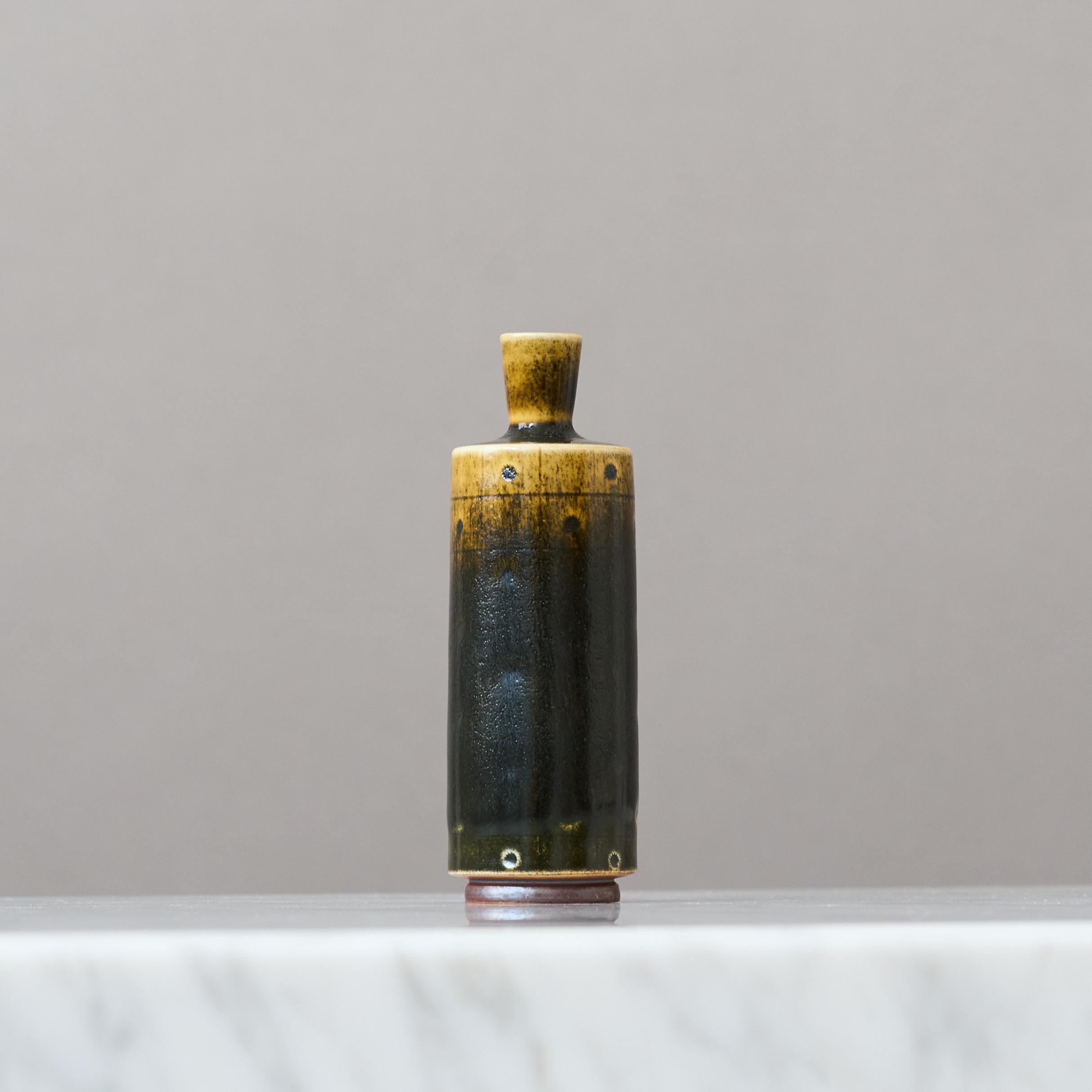 Un magnifique vase miniature en grès avec une glaçure brillante étonnante.
Fabriqué par le maître lanceur Berndt Friberg, dans le studio de l'artiste à Gustavsberg, en Suède, dans les années 1960.

Excellent état. 
Signature incisée 